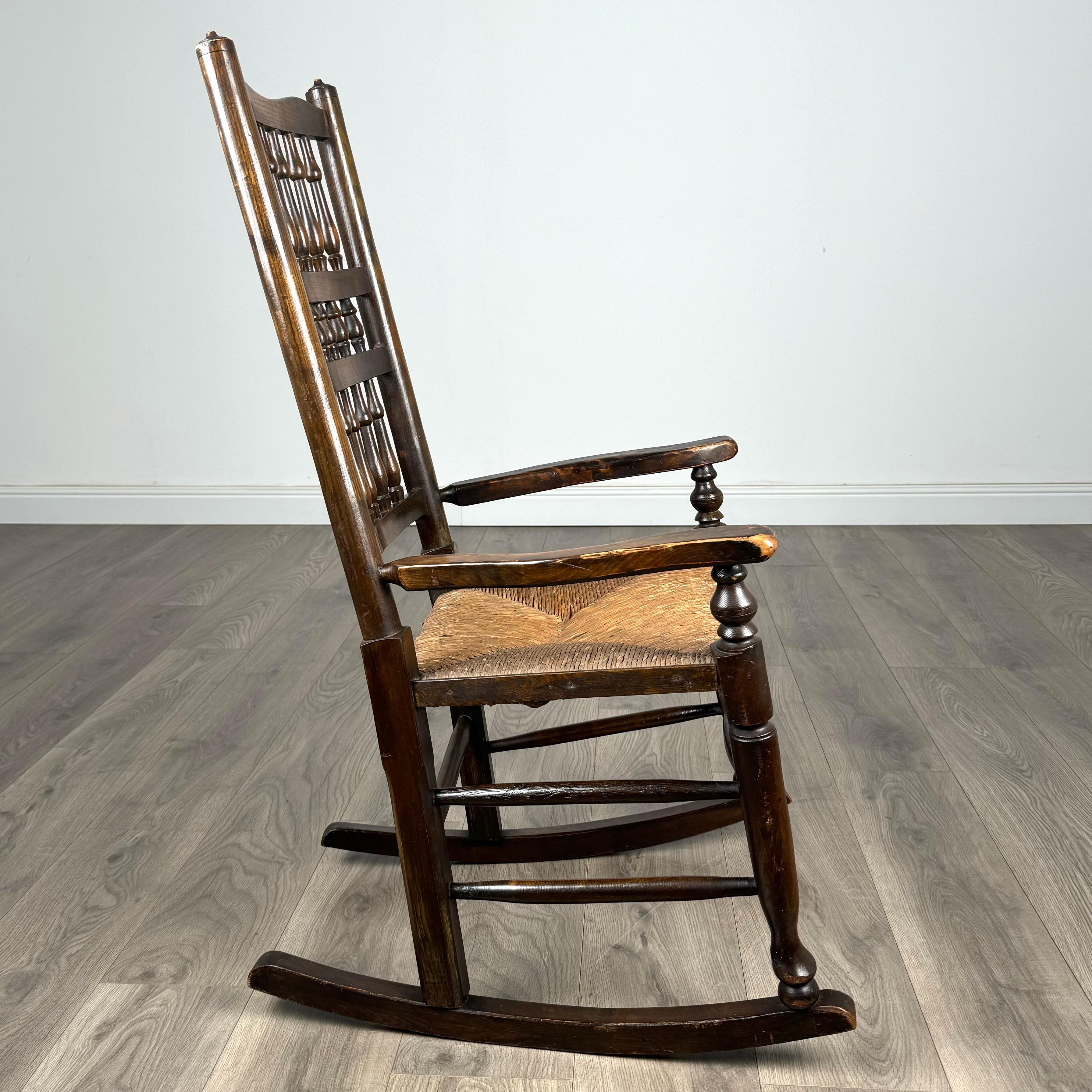 Chaise à bascule ancienne du 20ème siècle en chêne (REF AF-3292) en vente 1