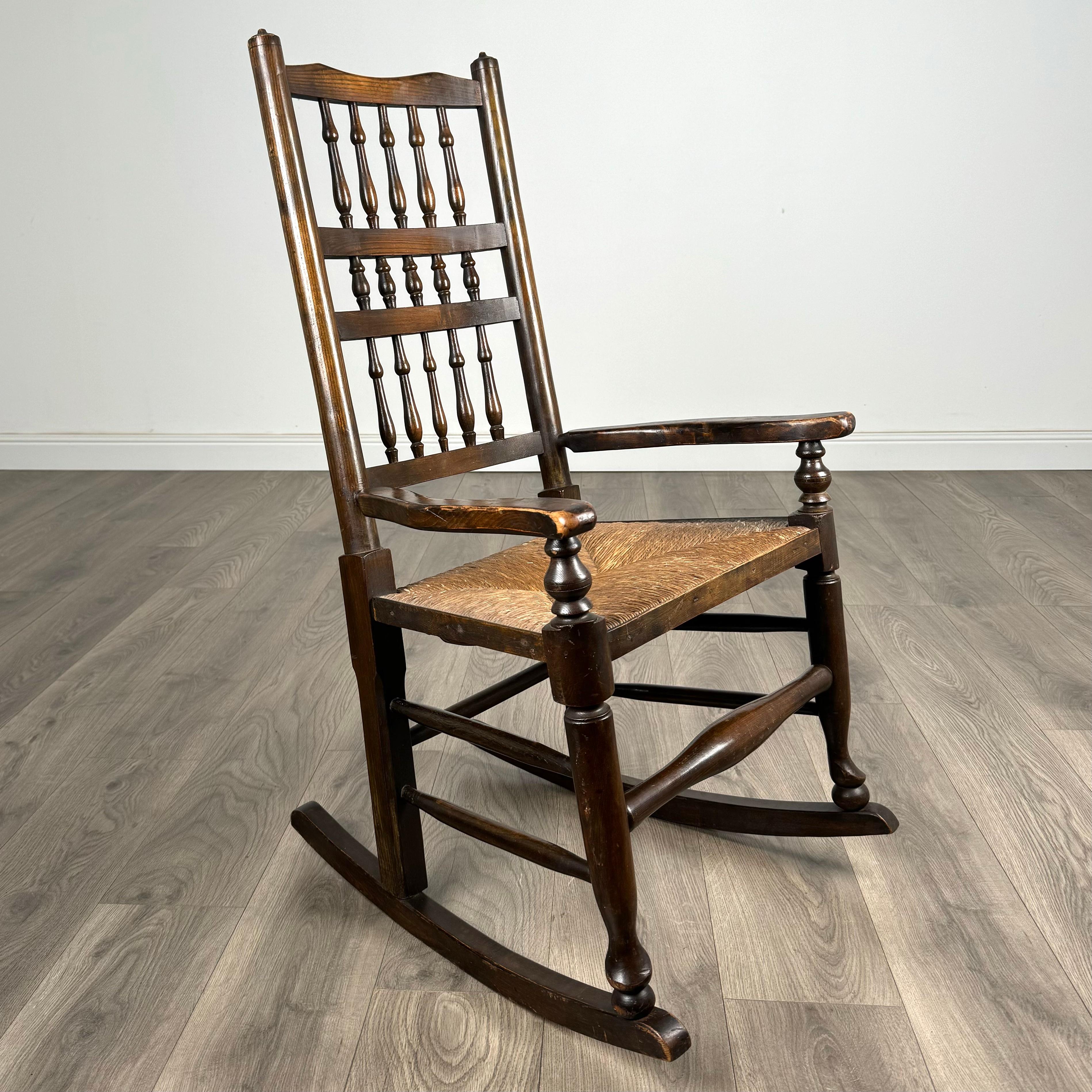 Chaise à bascule ancienne du 20ème siècle en chêne (REF AF-3292) en vente 2