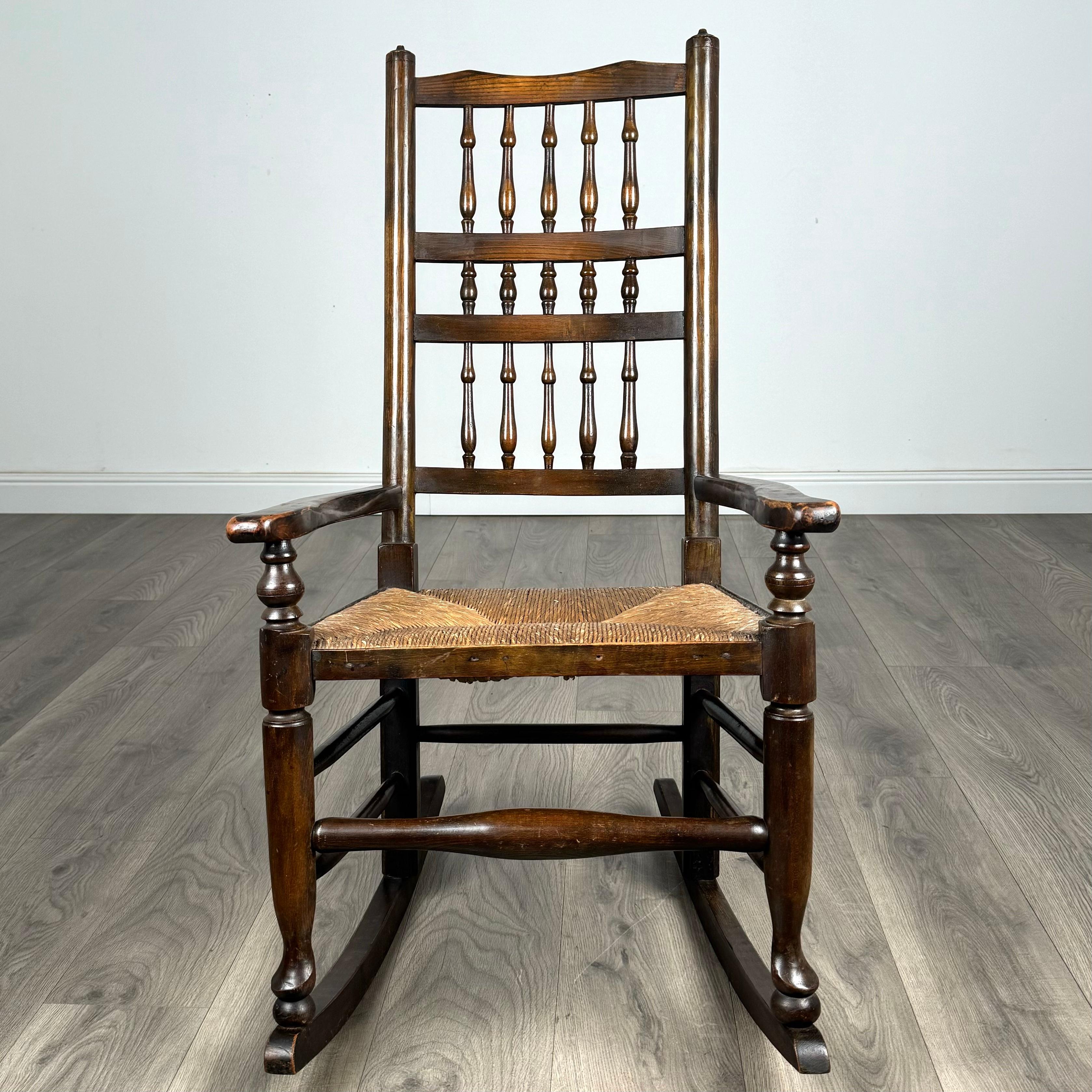 Chaise à bascule ancienne du 20ème siècle en chêne (REF AF-3292) en vente 3