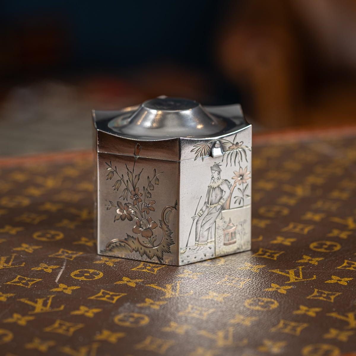 Antico portavivande esagonale in argento massiccio parzialmente dorato dell'inizio del XX secolo, con un dettagliato disegno Chinoiserie che raffigura uno studioso seduto circondato da fiori. La decorazione è in parte dorata e aggiunge profondità e