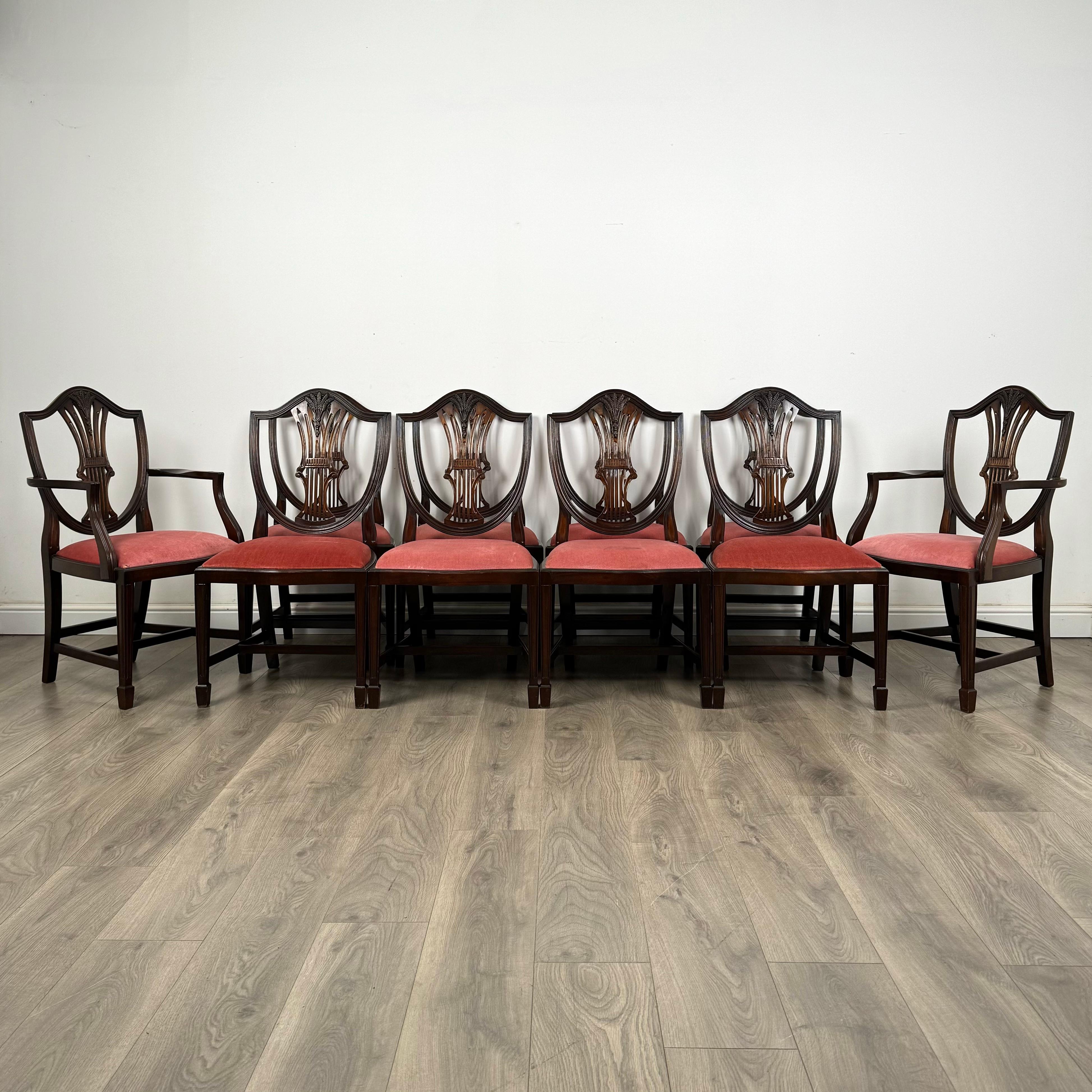 Un bel set di 10 sedie da pranzo in stile Hepplewhite del XX secolo, realizzate in mogano. Ogni sedia è dotata di sedili a ribalta rivestiti in un tessuto rosso rosato che aggiunge un tocco di eleganza e calore al set.

Le sedie poggiano su gambe