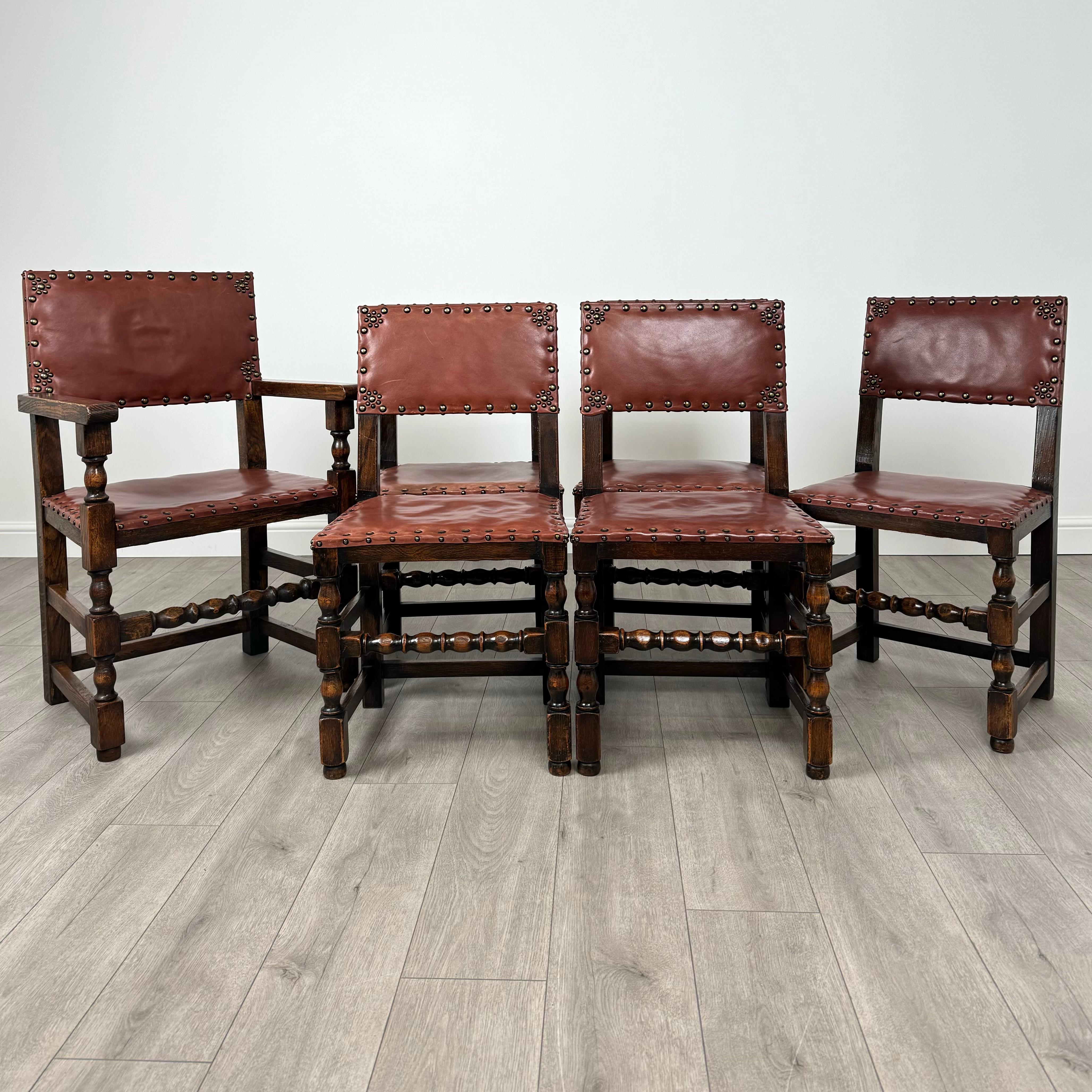 Questo antico set di sei sedie da pranzo del XX secolo emana un fascino senza tempo e una maestria superiore. 
Realizzato in legno di quercia, il set è composto da cinque sedie singole e da un elegante intagliatore, per offrire versatilità e stile a
