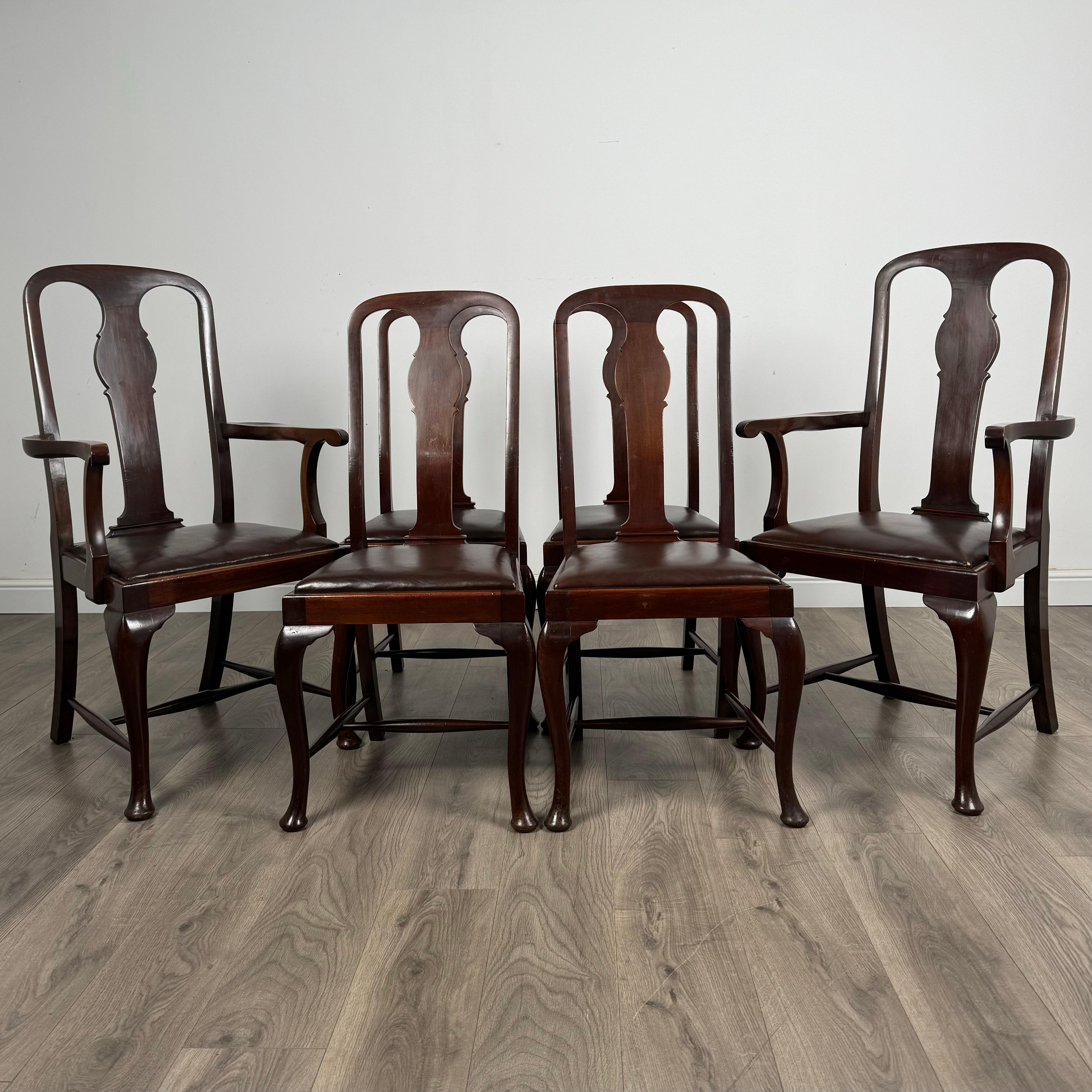 Exquis ensemble antique de 6 chaises de salle à manger de style Queen Anne du 20e siècle, fabriquées en acajou. Cet ensemble élégant comprend quatre chaises simples et deux chaises carver, chacune dotée d'une assise classique. Les chaises reposent