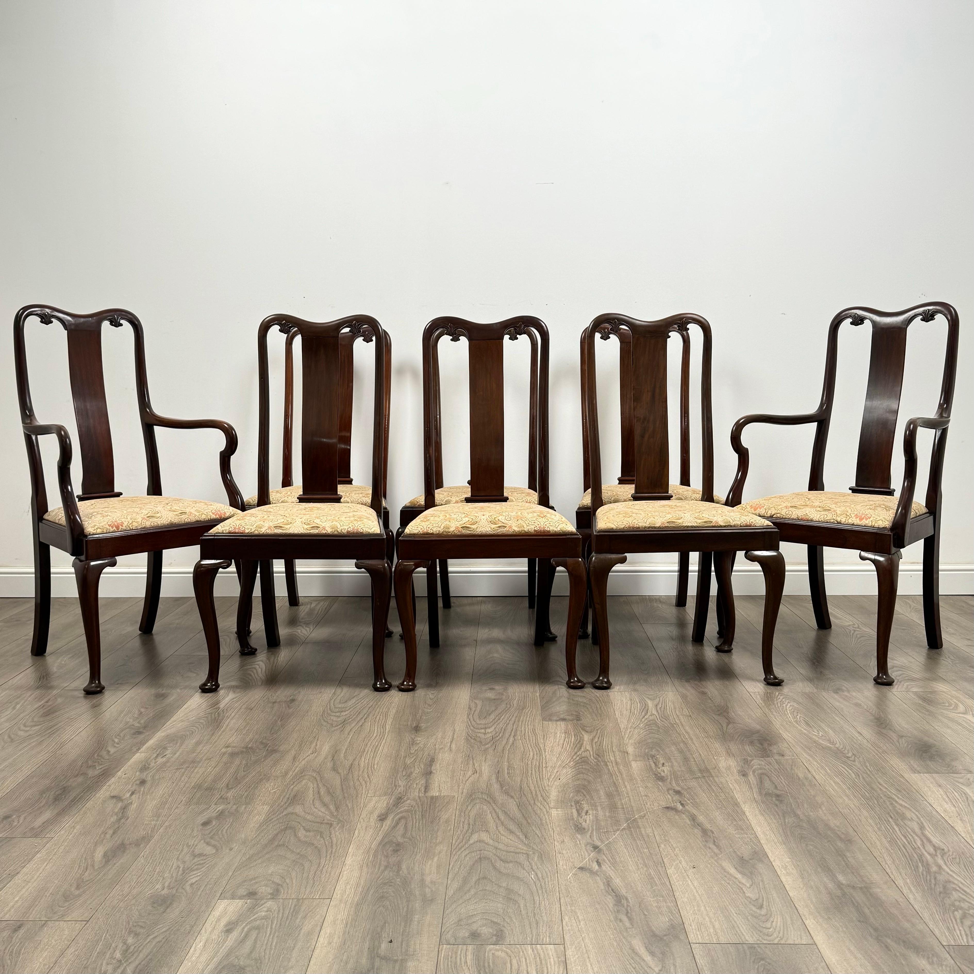Améliorez votre salle à manger avec cet ensemble exquis de 8 chaises de style Queen Anne datant du début du 20e siècle. Fabriquées en noyer fin par le célèbre 