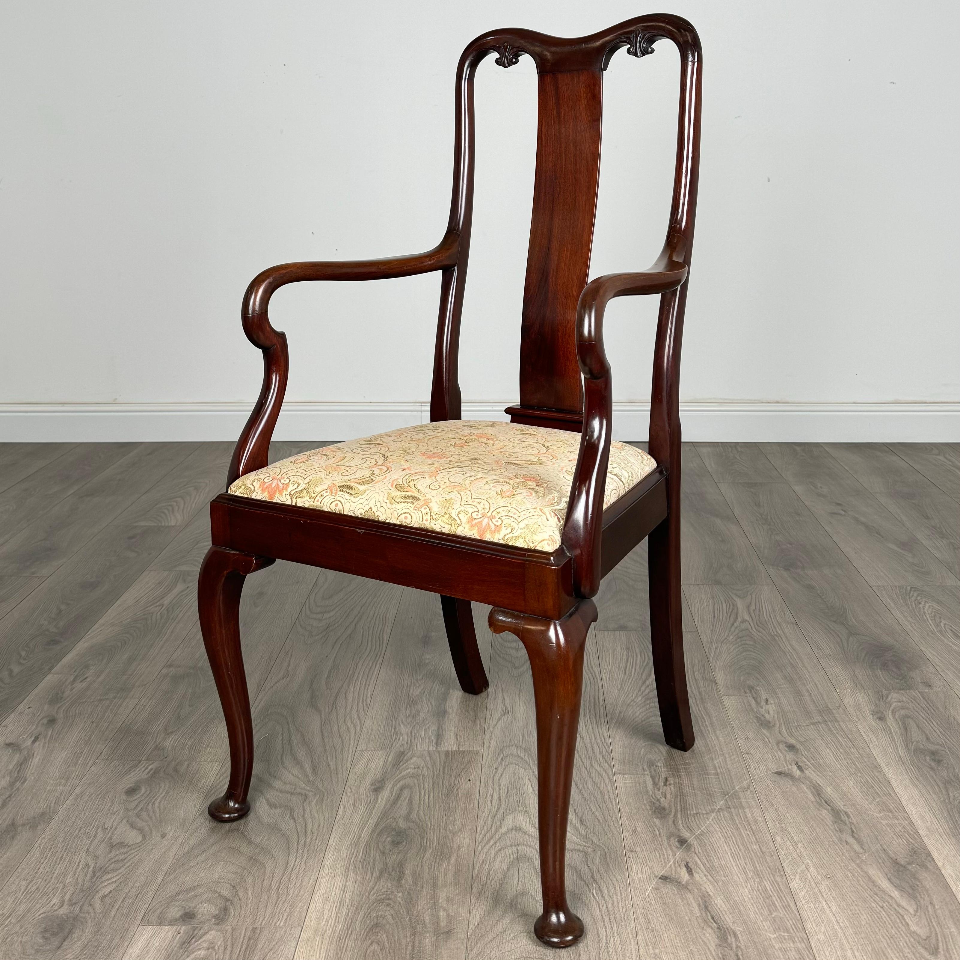Britannique Ancienne série de 8 chaises de salle à manger en noyer de style Queen Anne du 20e siècle (AF-3363) en vente