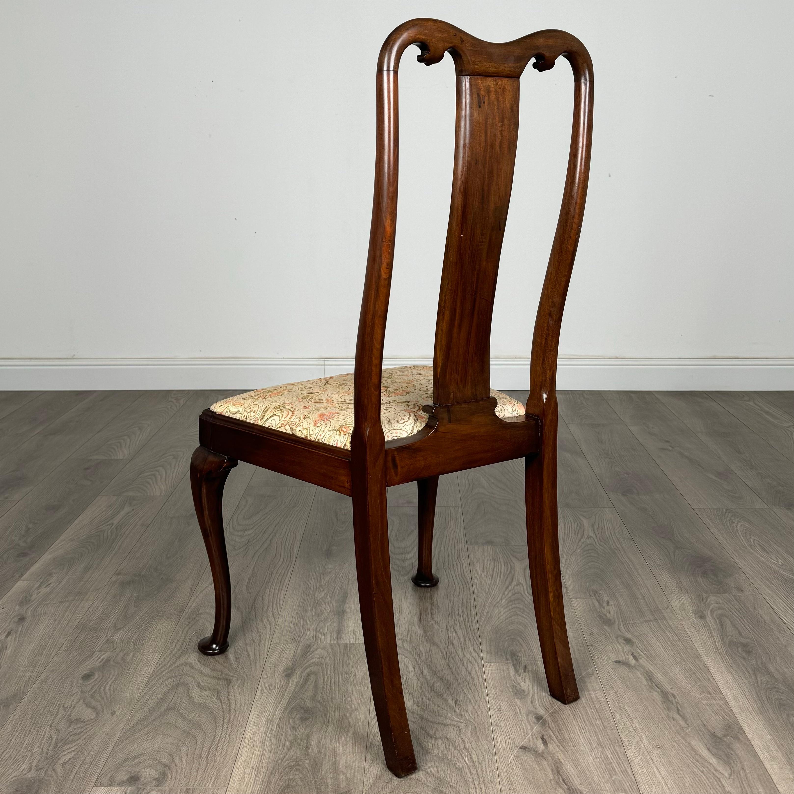 20ième siècle Ancienne série de 8 chaises de salle à manger en noyer de style Queen Anne du 20e siècle (AF-3363) en vente
