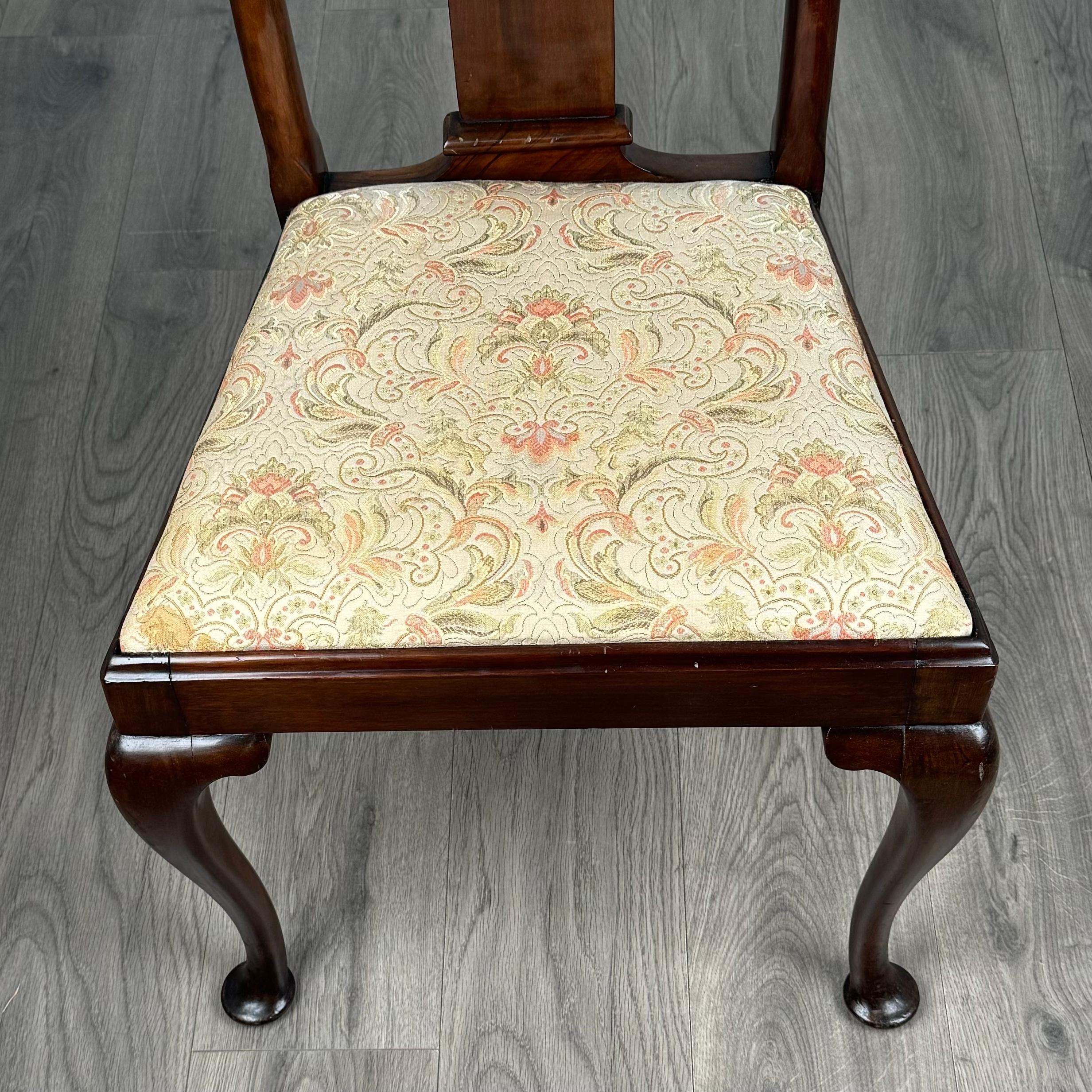 Ancienne série de 8 chaises de salle à manger en noyer de style Queen Anne du 20e siècle (AF-3363) en vente 2