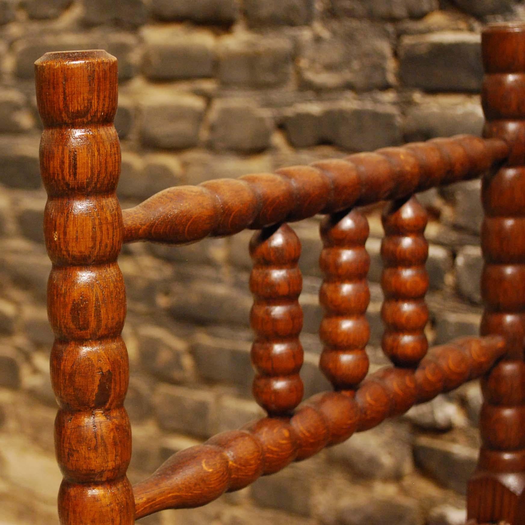 Ensemble d'anciens fauteuils d'angle Bobbin Arts & Crafts français du 20ème siècle en vente 5