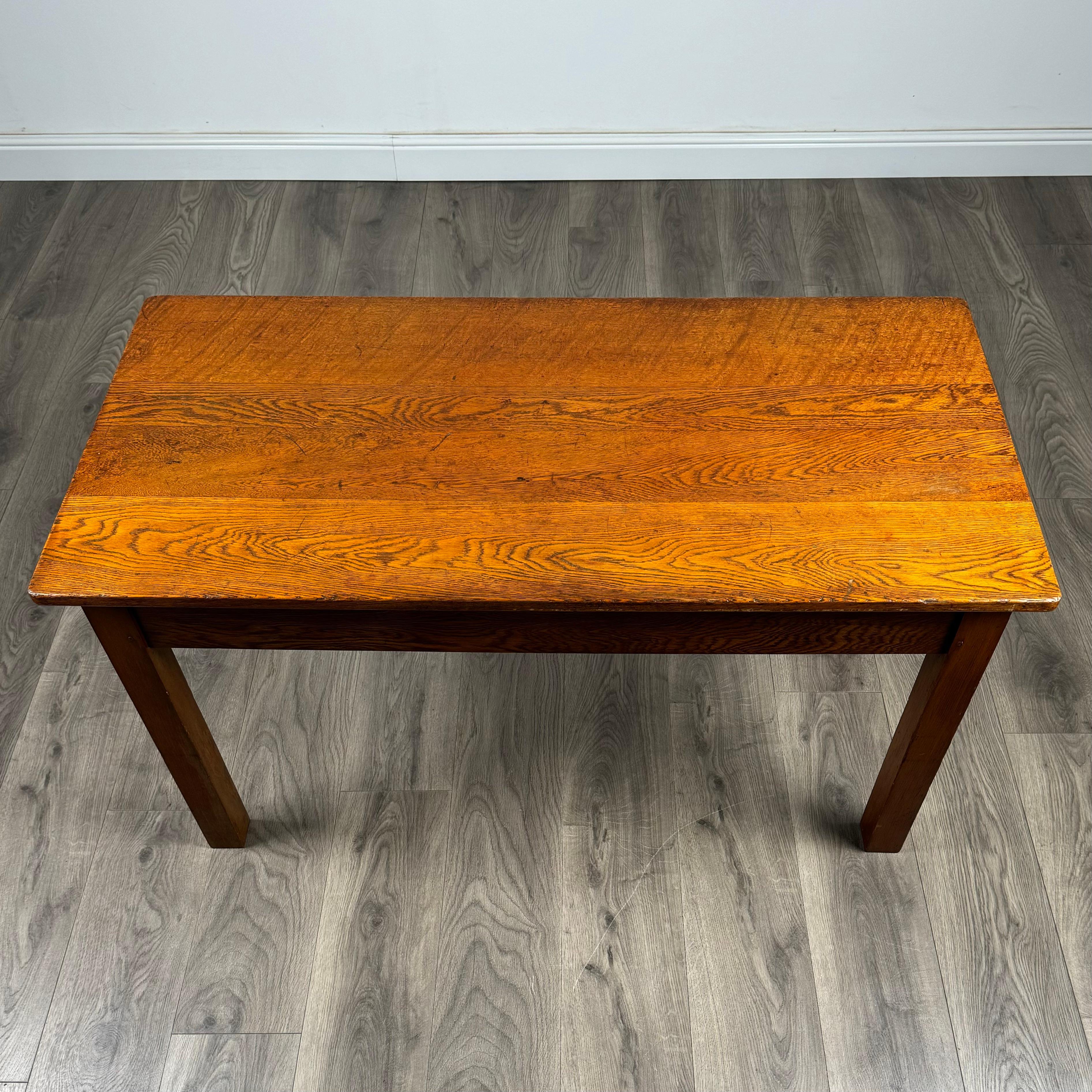 Table d'appoint/table basse ancienne du 20ème siècle en chêne ( REF AF-3226 ) en vente 4