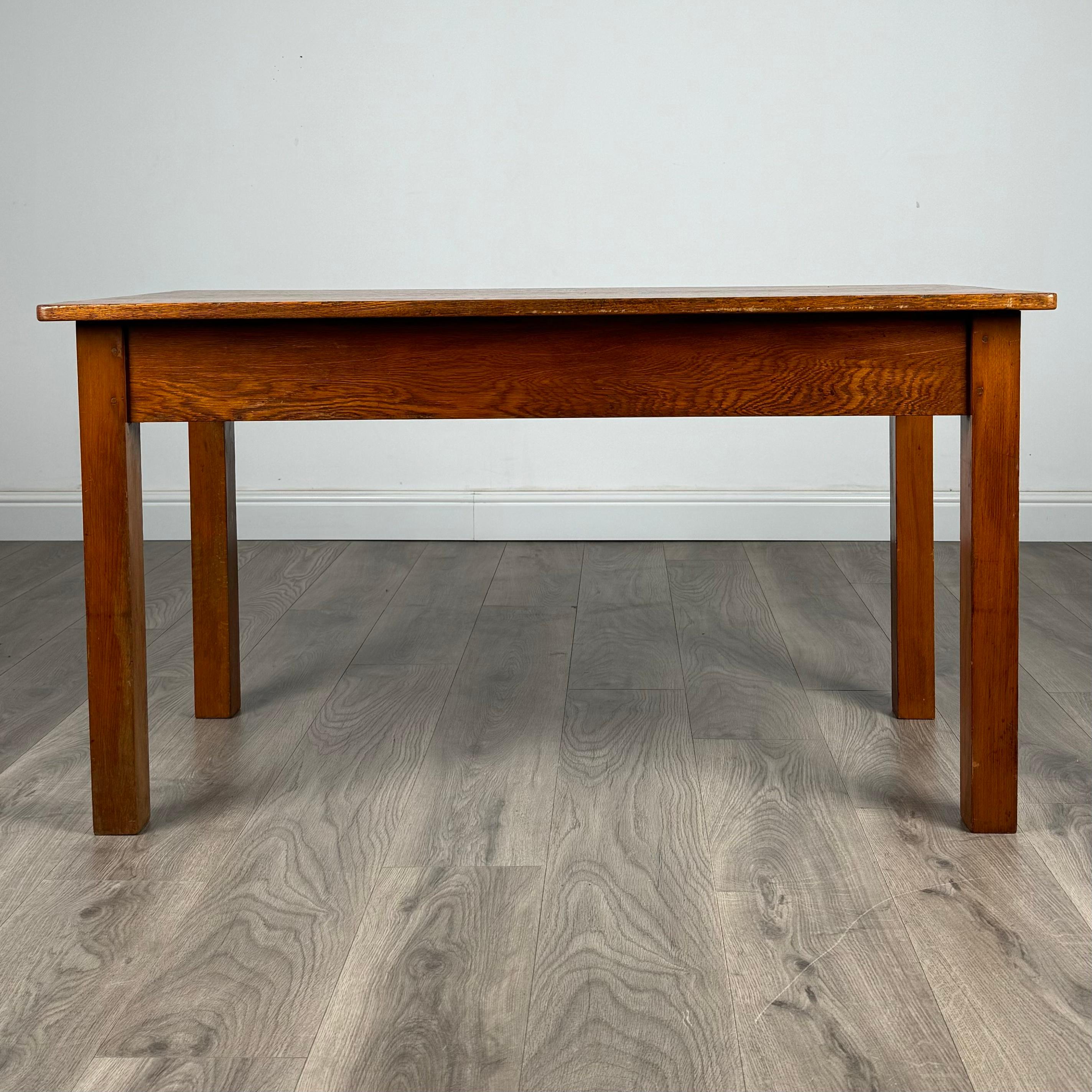 Introduisez une touche de charme vintage dans votre espace de vie avec cette charmante table basse/table d'appoint en chêne doré des années 1930. Fabriquée en chêne doré de haute qualité, cette pièce polyvalente respire l'élégance intemporelle et la
