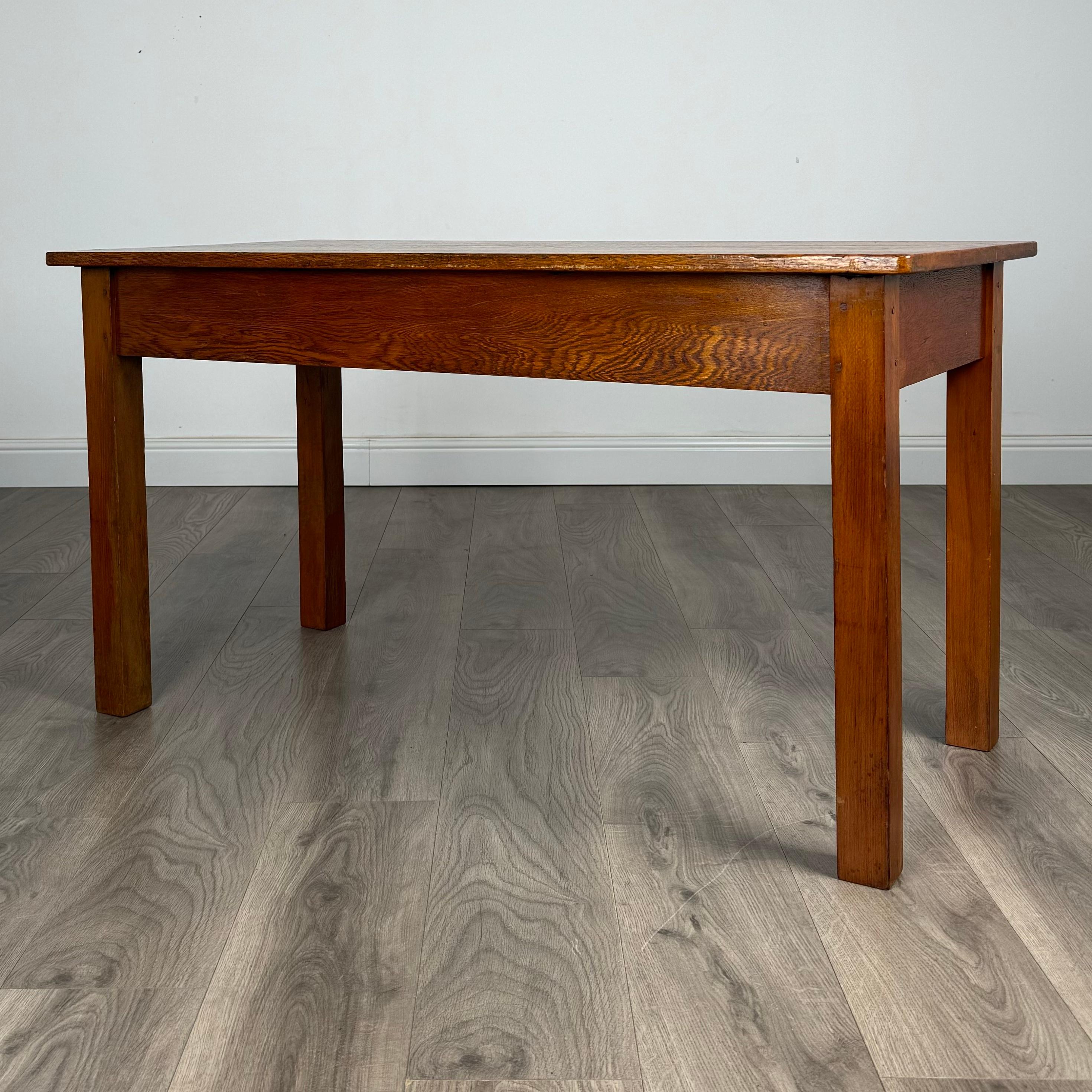 Britannique Table d'appoint/table basse ancienne du 20ème siècle en chêne ( REF AF-3226 ) en vente