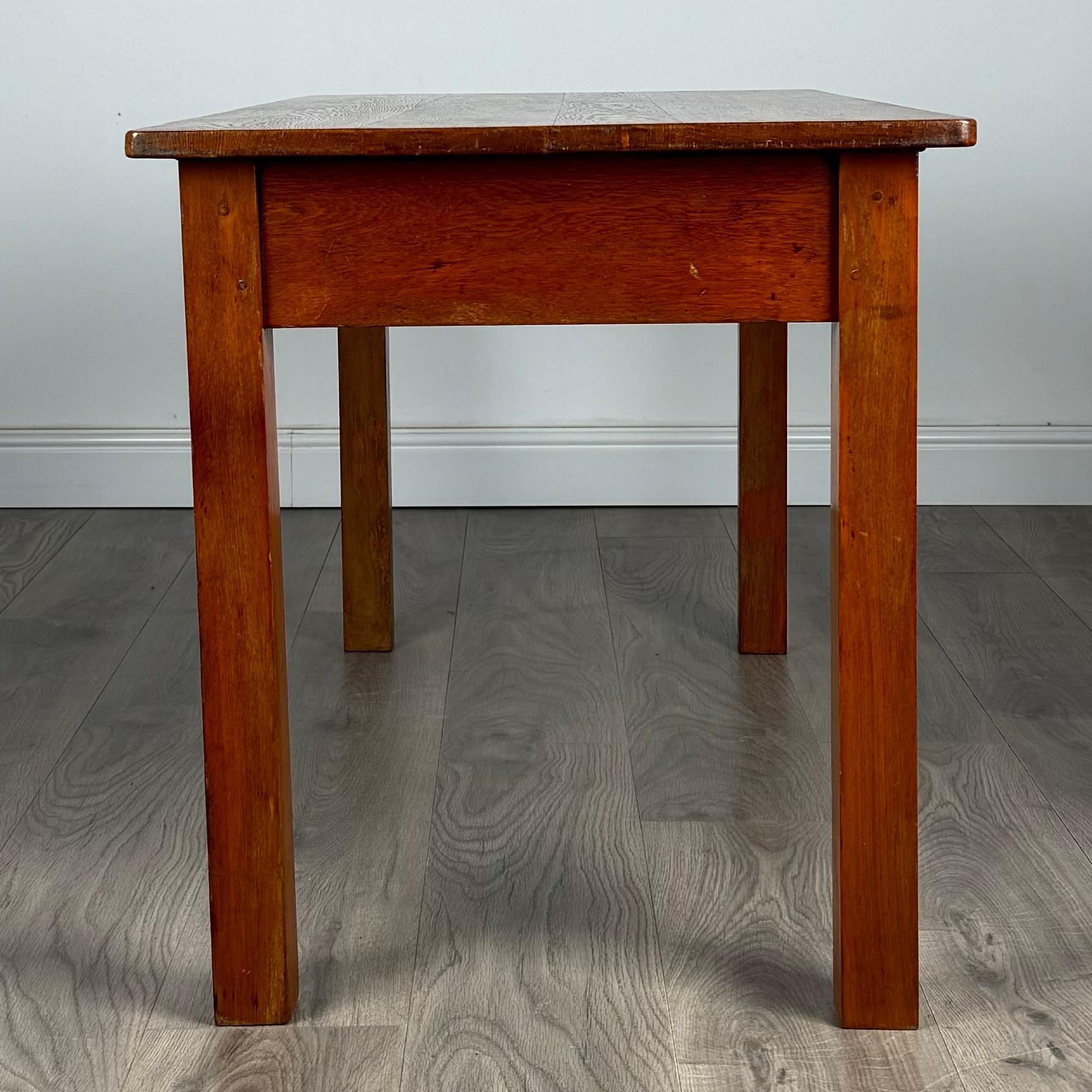Table d'appoint/table basse ancienne du 20ème siècle en chêne ( REF AF-3226 ) Bon état - En vente à Ledbury, GB