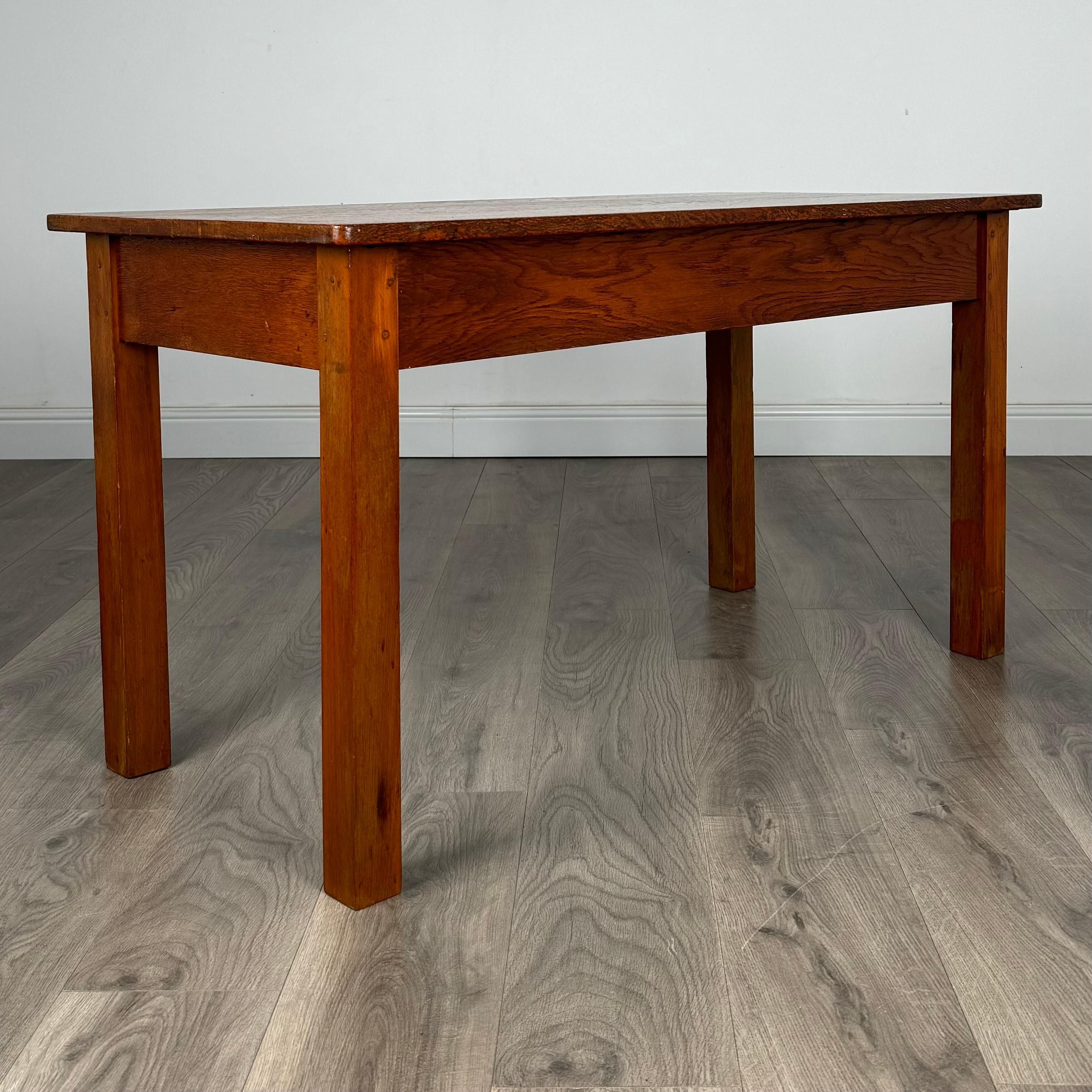 20ième siècle Table d'appoint/table basse ancienne du 20ème siècle en chêne ( REF AF-3226 ) en vente