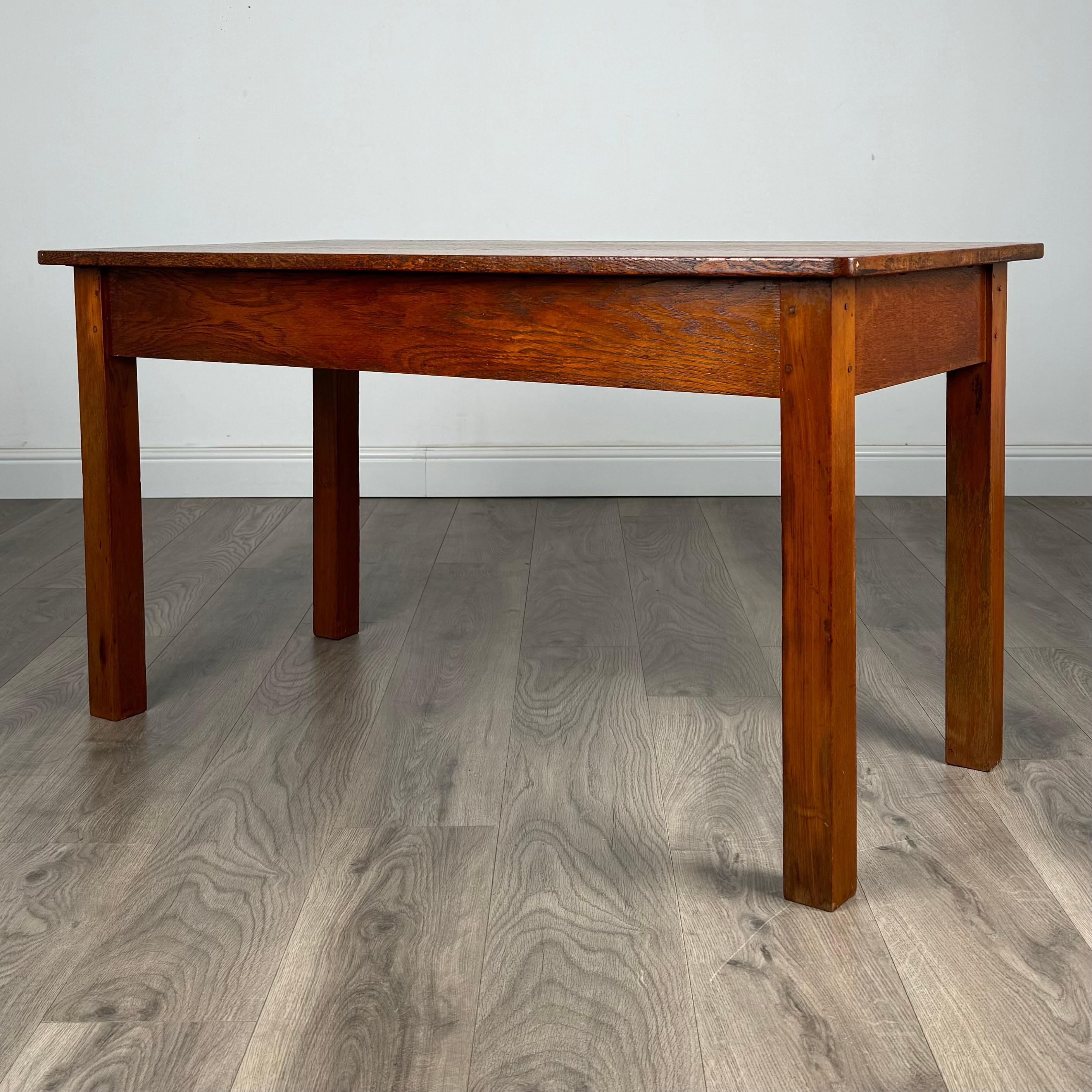 Table d'appoint/table basse ancienne du 20ème siècle en chêne ( REF AF-3226 ) en vente 1