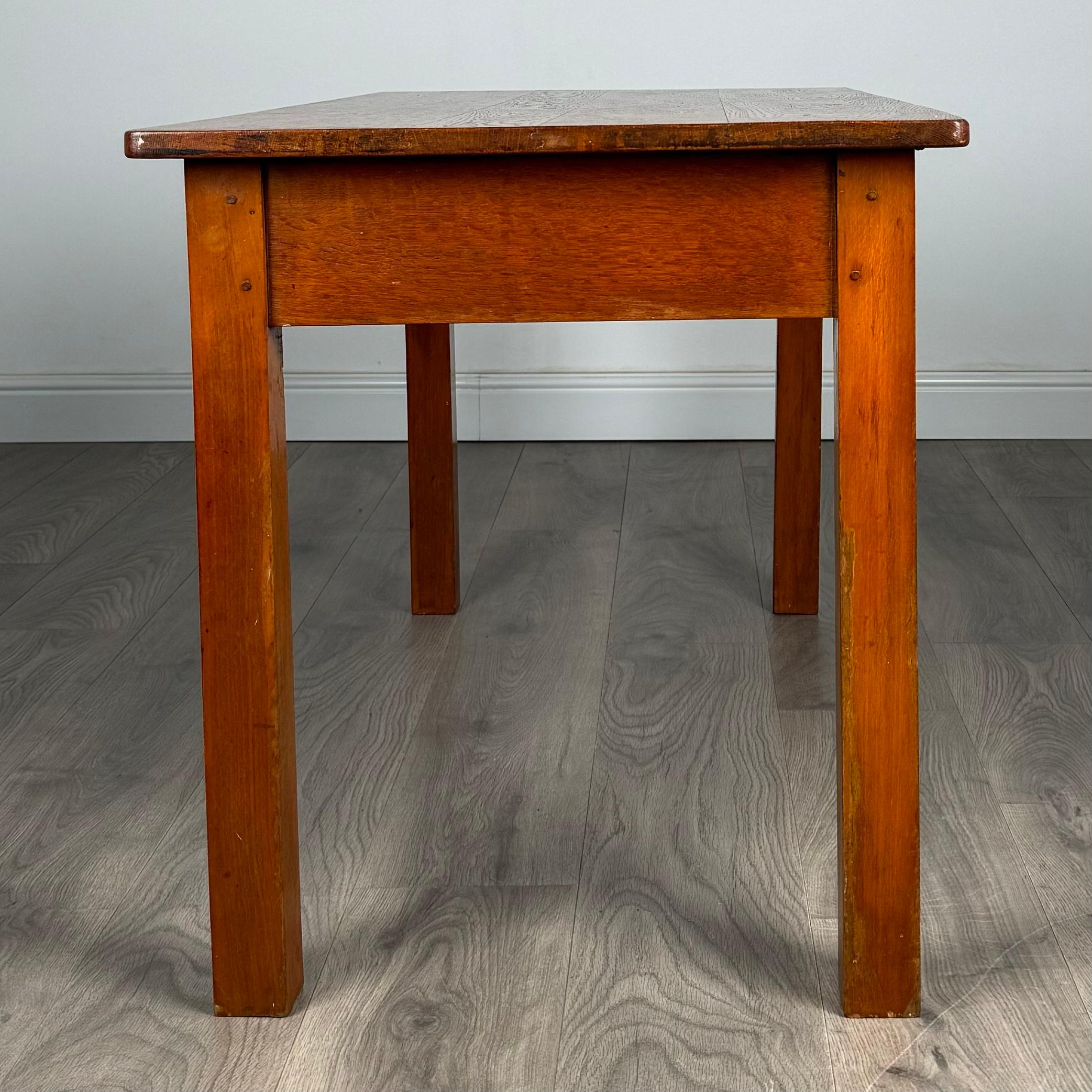 Table d'appoint/table basse ancienne du 20ème siècle en chêne ( REF AF-3226 ) en vente 2