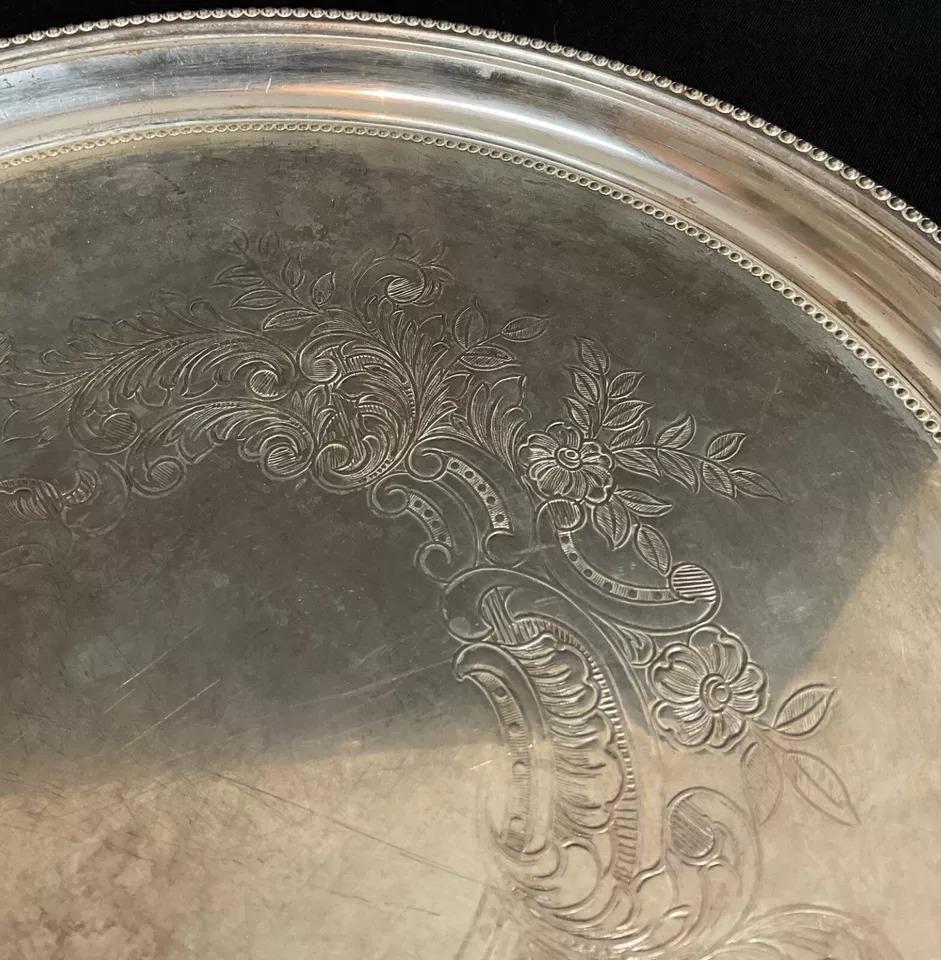 Offro questo elegante vassoio da portata antico placcato in argento di WMF (Württembergische Metallwarenfabrik), un pezzo di ottima fattura del XX secolo, originario della Germania. Perfetto per servire o esporre, questo vassoio combina funzionalità