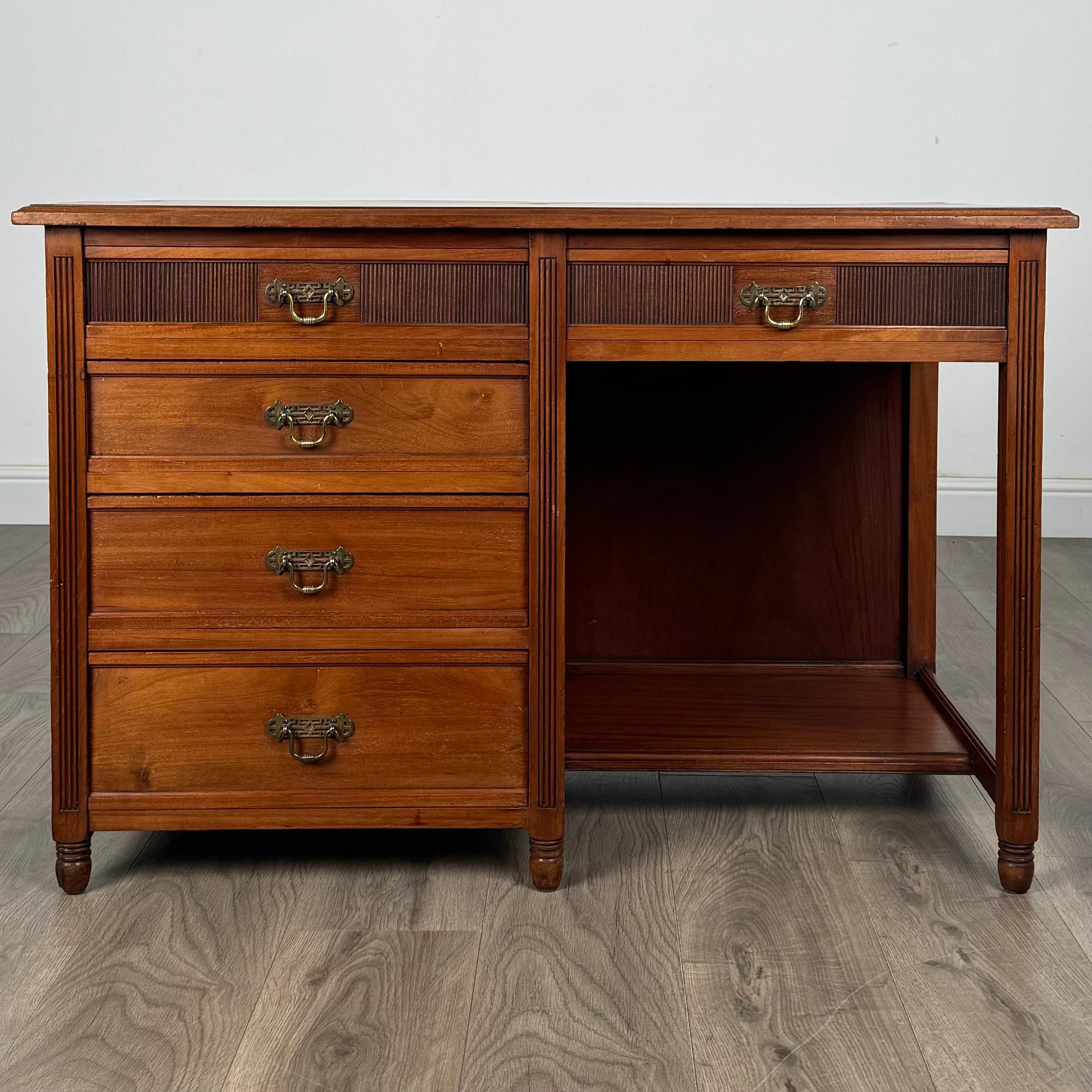 Laissez-vous séduire par la sophistication intemporelle de ce bureau à piédestal unique du XXe siècle, méticuleusement fabriqué en noyer luxueux et d'une qualité exceptionnelle. Cette pièce étonnante allie harmonieusement fonctionnalité et élégance