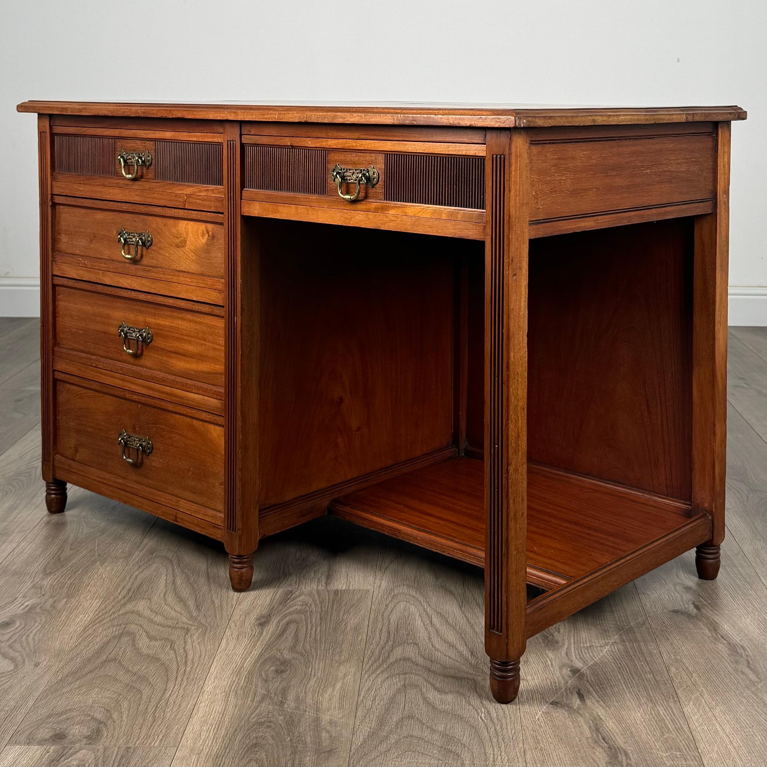 Britannique Bureau ancien du 20ème siècle à un seul piédestal en noyer ( REF AF-3348 ) en vente