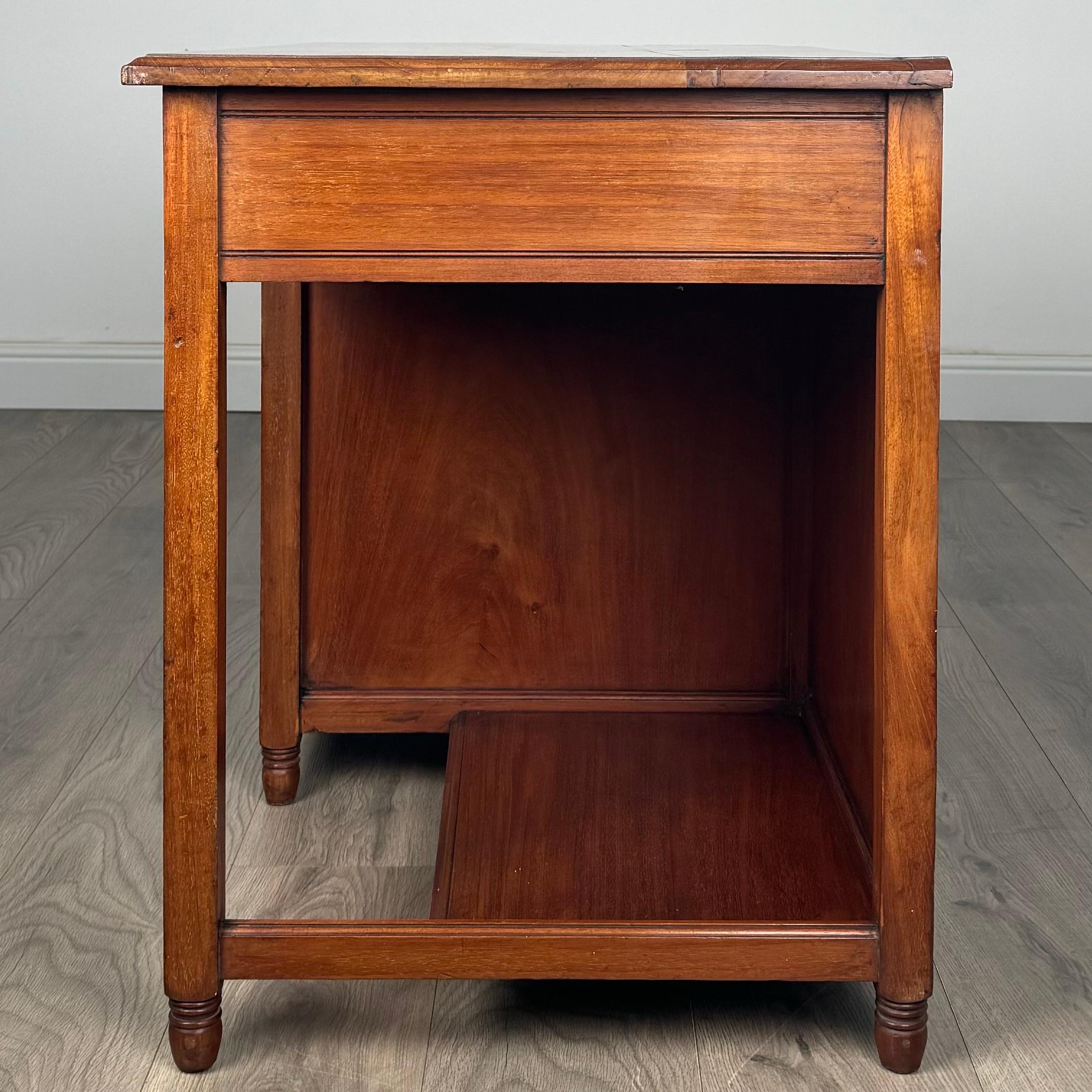 Bureau ancien du 20ème siècle à un seul piédestal en noyer ( REF AF-3348 ) Bon état - En vente à Ledbury, GB