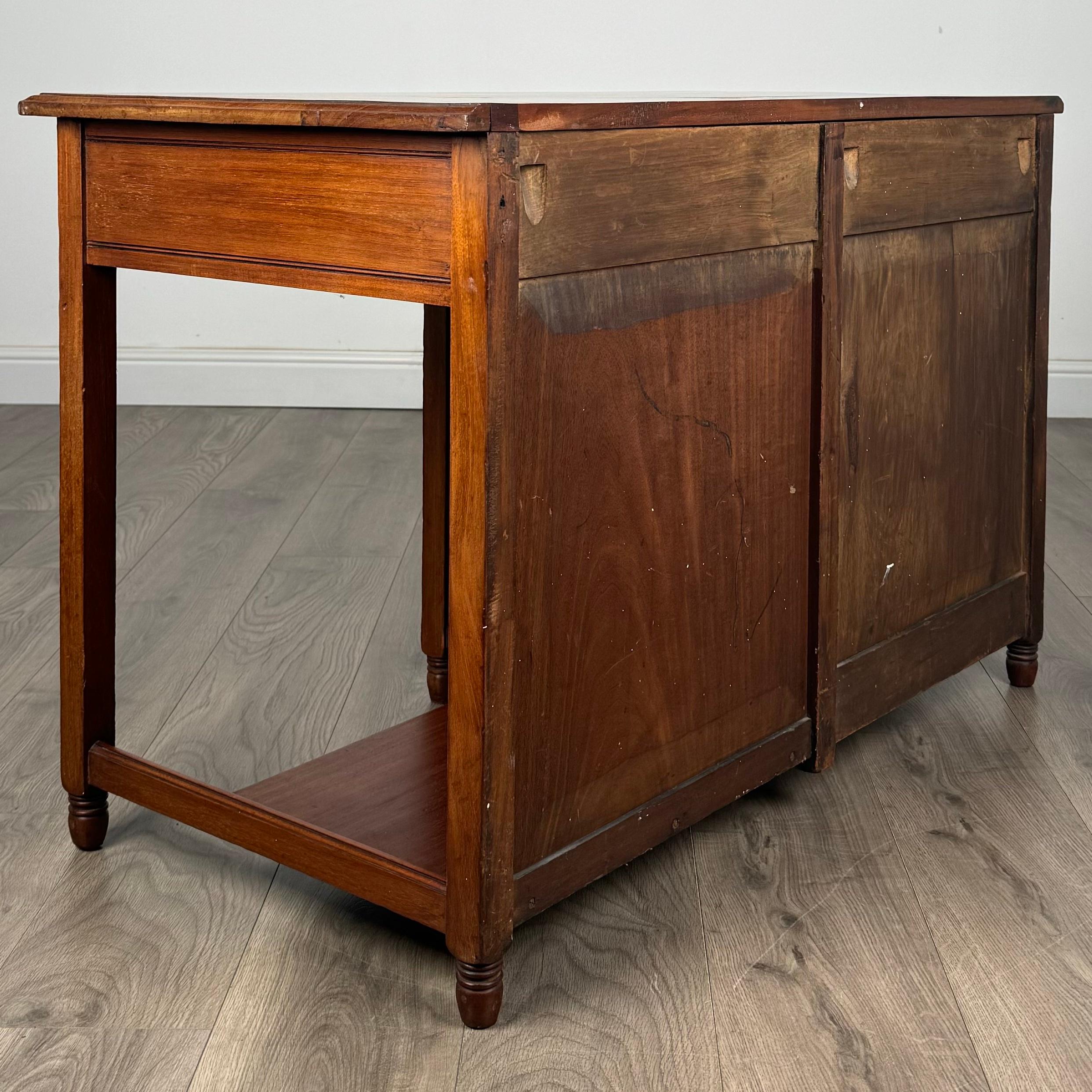 20ième siècle Bureau ancien du 20ème siècle à un seul piédestal en noyer ( REF AF-3348 ) en vente