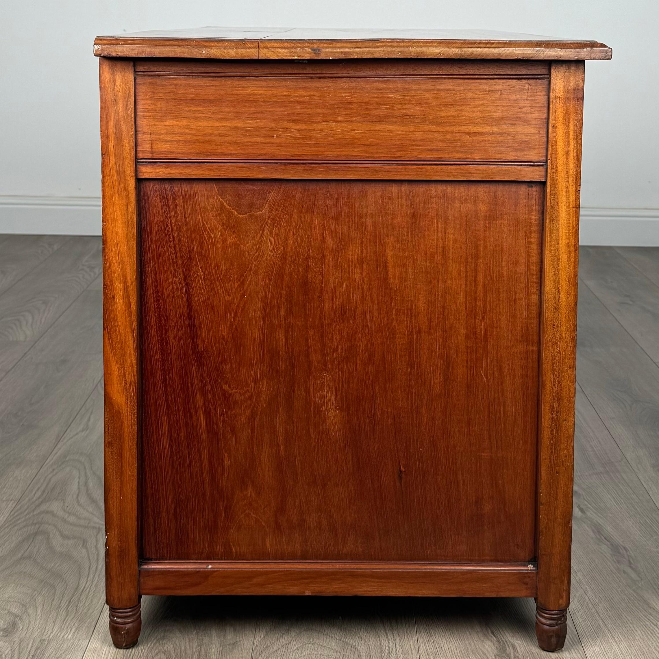 Bureau ancien du 20ème siècle à un seul piédestal en noyer ( REF AF-3348 ) en vente 2