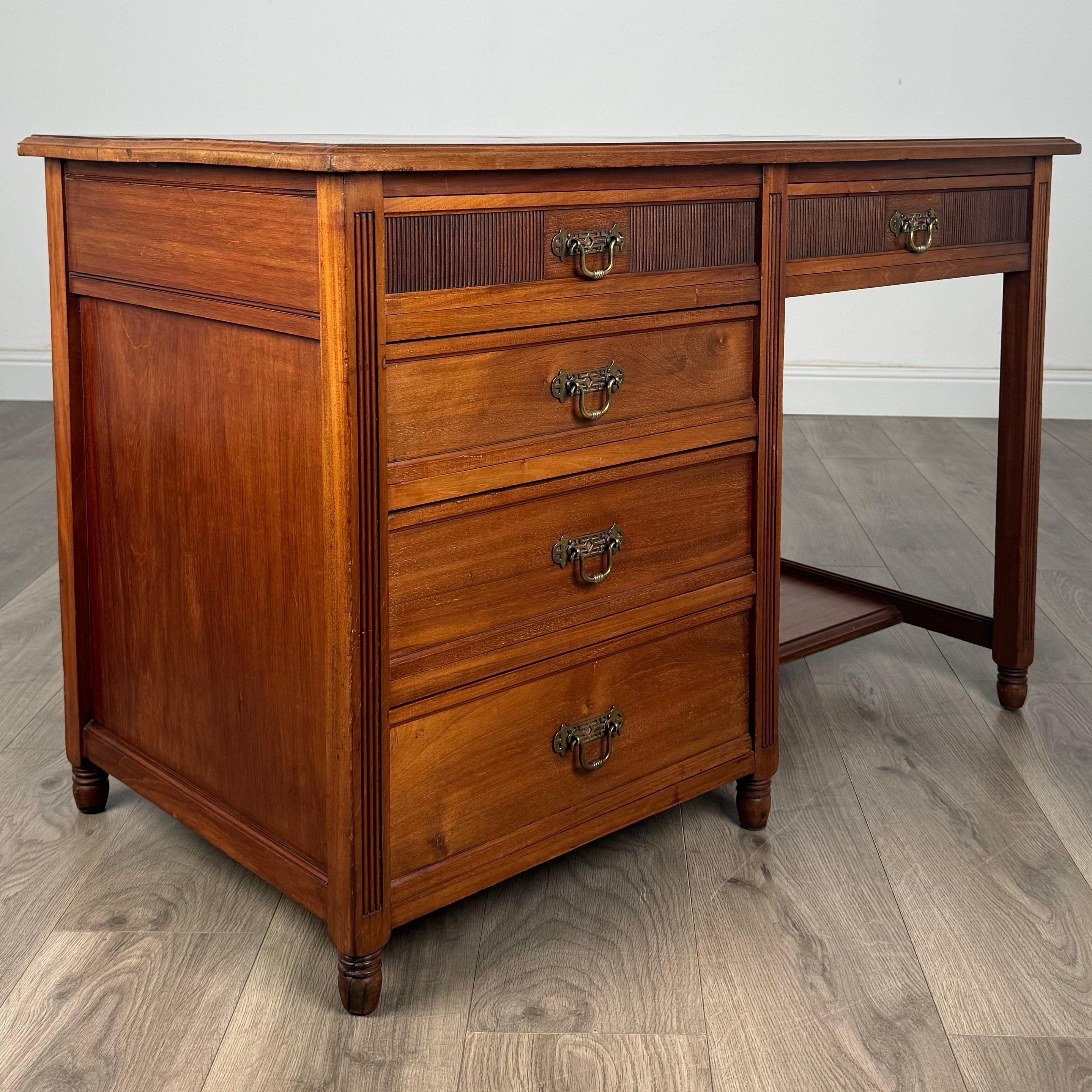 Bureau ancien du 20ème siècle à un seul piédestal en noyer ( REF AF-3348 ) en vente 3