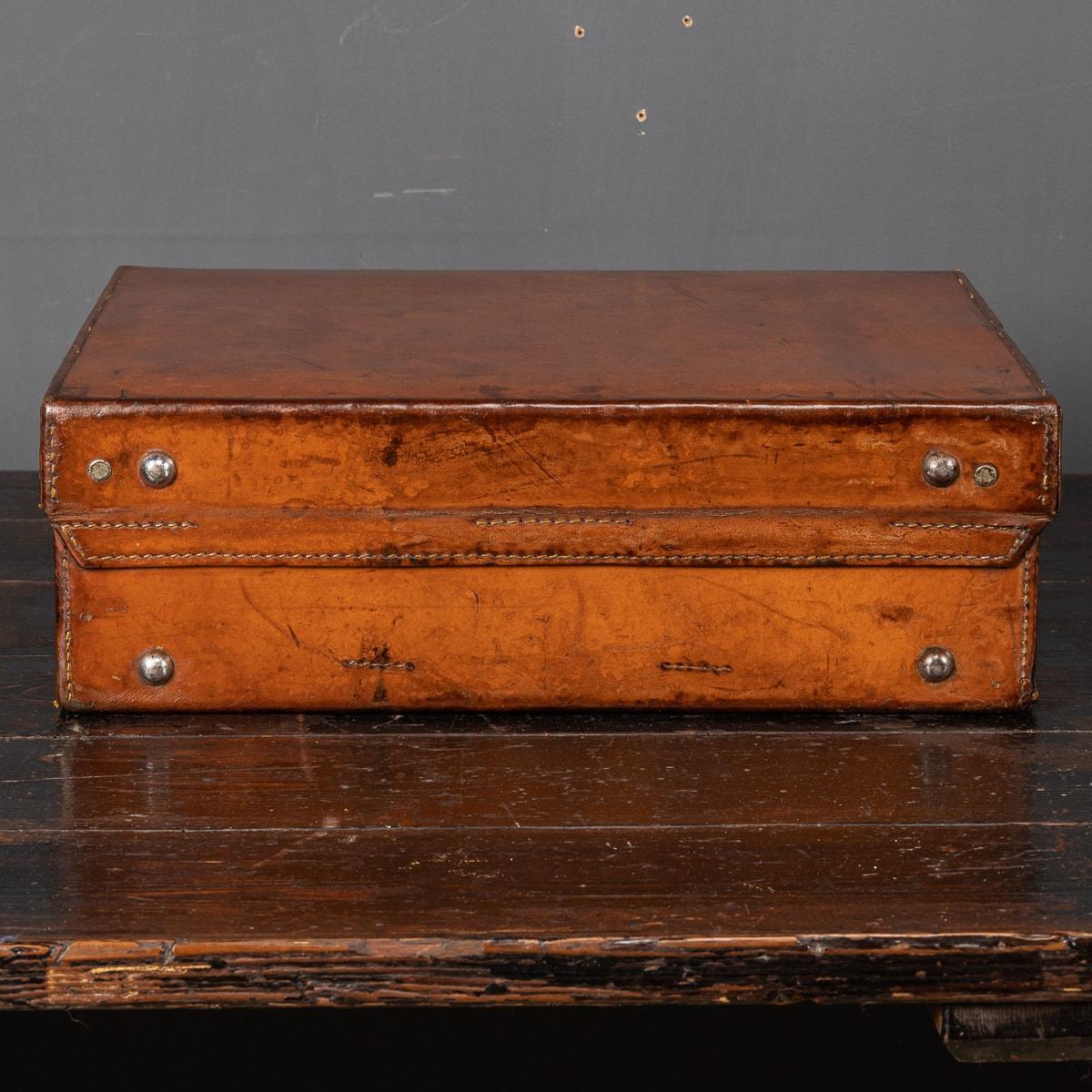 Antique 20th Century Small Bridle Leather Hat Trunk c.1920 In Good Condition In Royal Tunbridge Wells, Kent