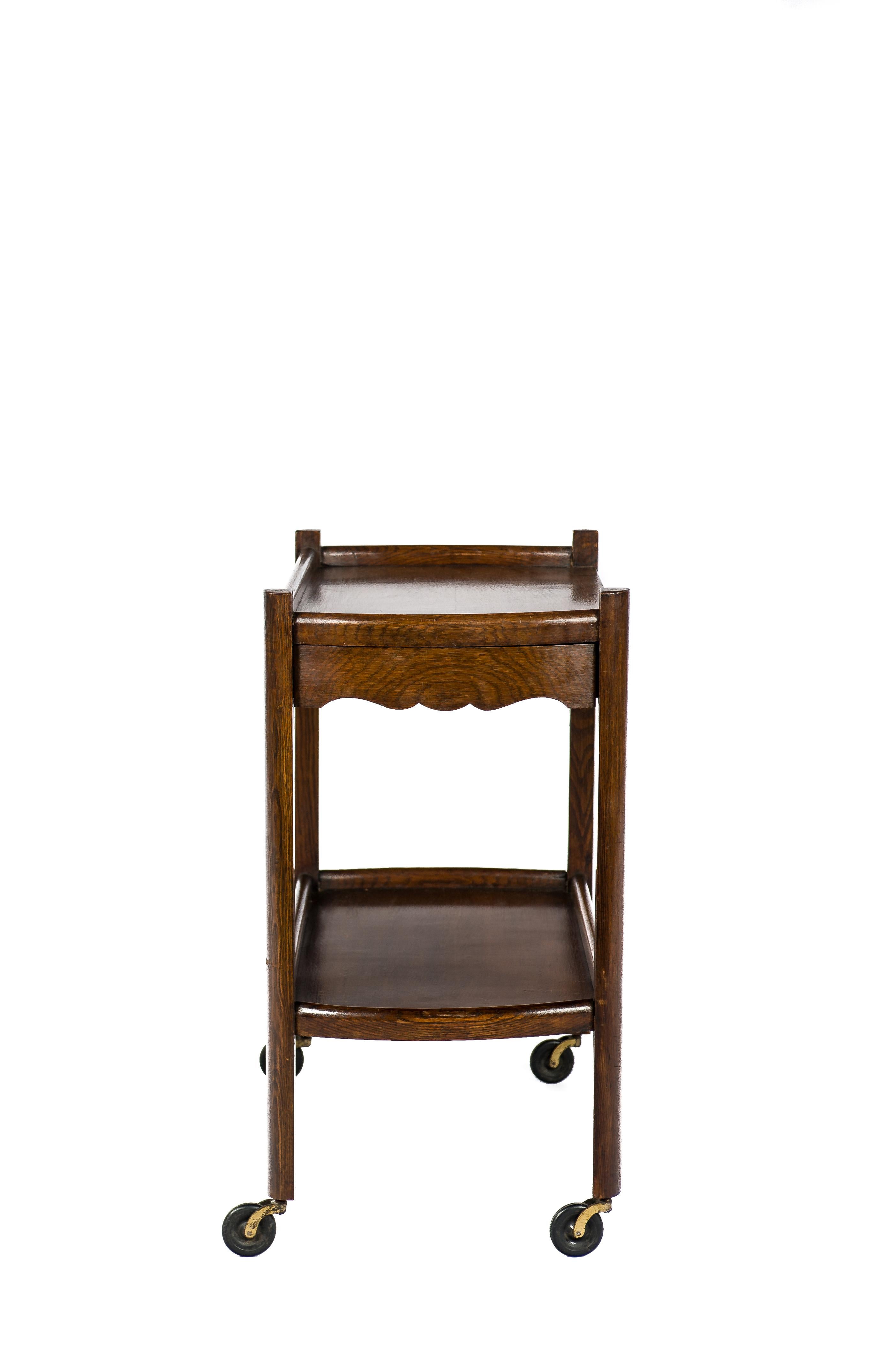 English Antique 20th-Century Solid Oak Serving Trolley or Bar Cart on Bakelite Wheels For Sale