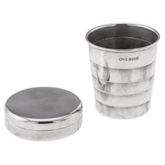 Antiguo vaso y estuche de viaje plegables de plata maciza del siglo XX, c.1911
