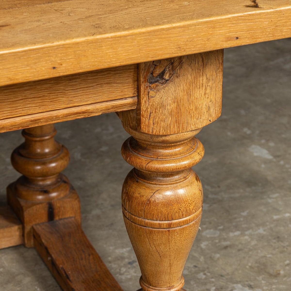 Table de réfectoire espagnole ancienne du 20ème siècle en chêne, vers 1900 en vente 3