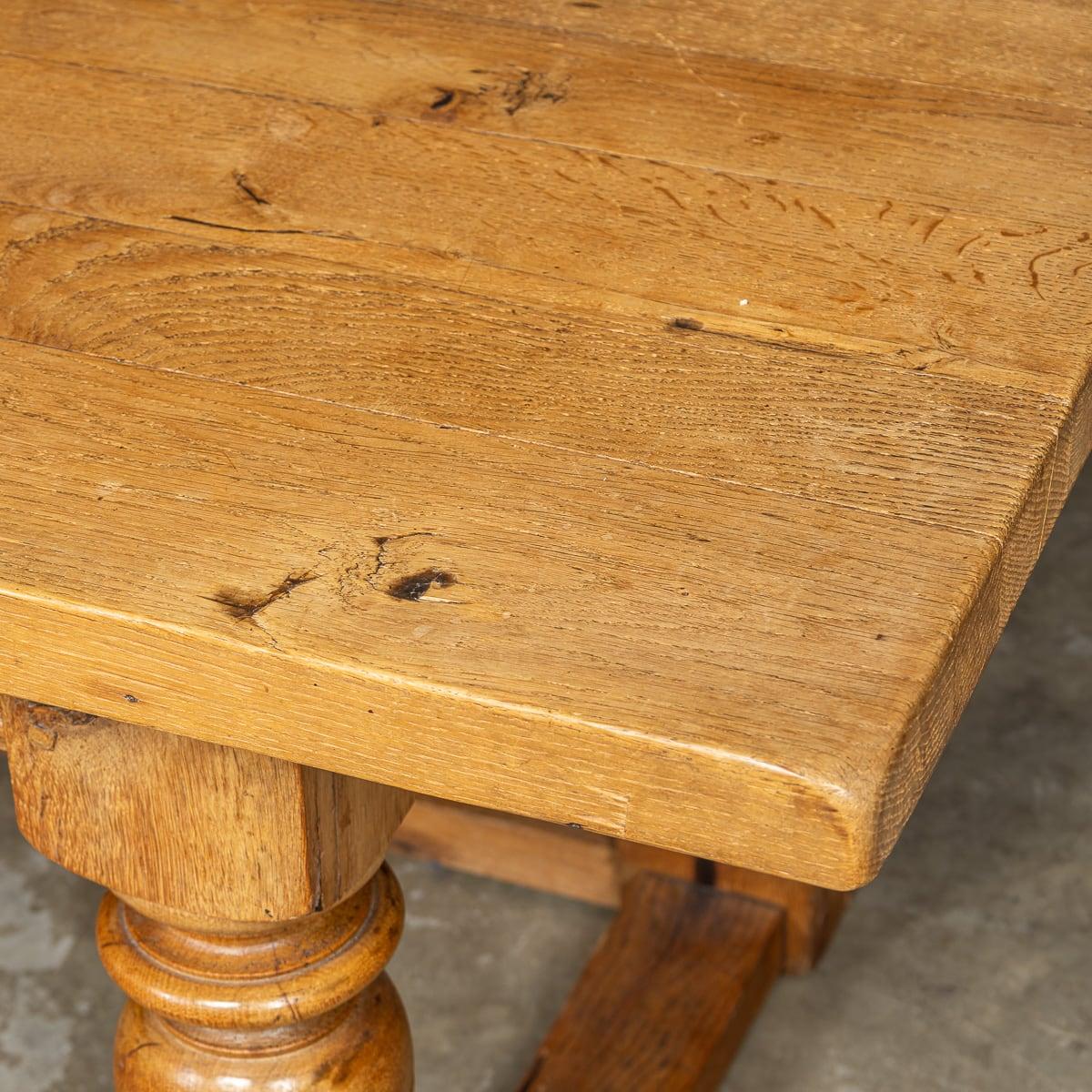 Table de réfectoire espagnole ancienne du 20ème siècle en chêne, vers 1900 en vente 4