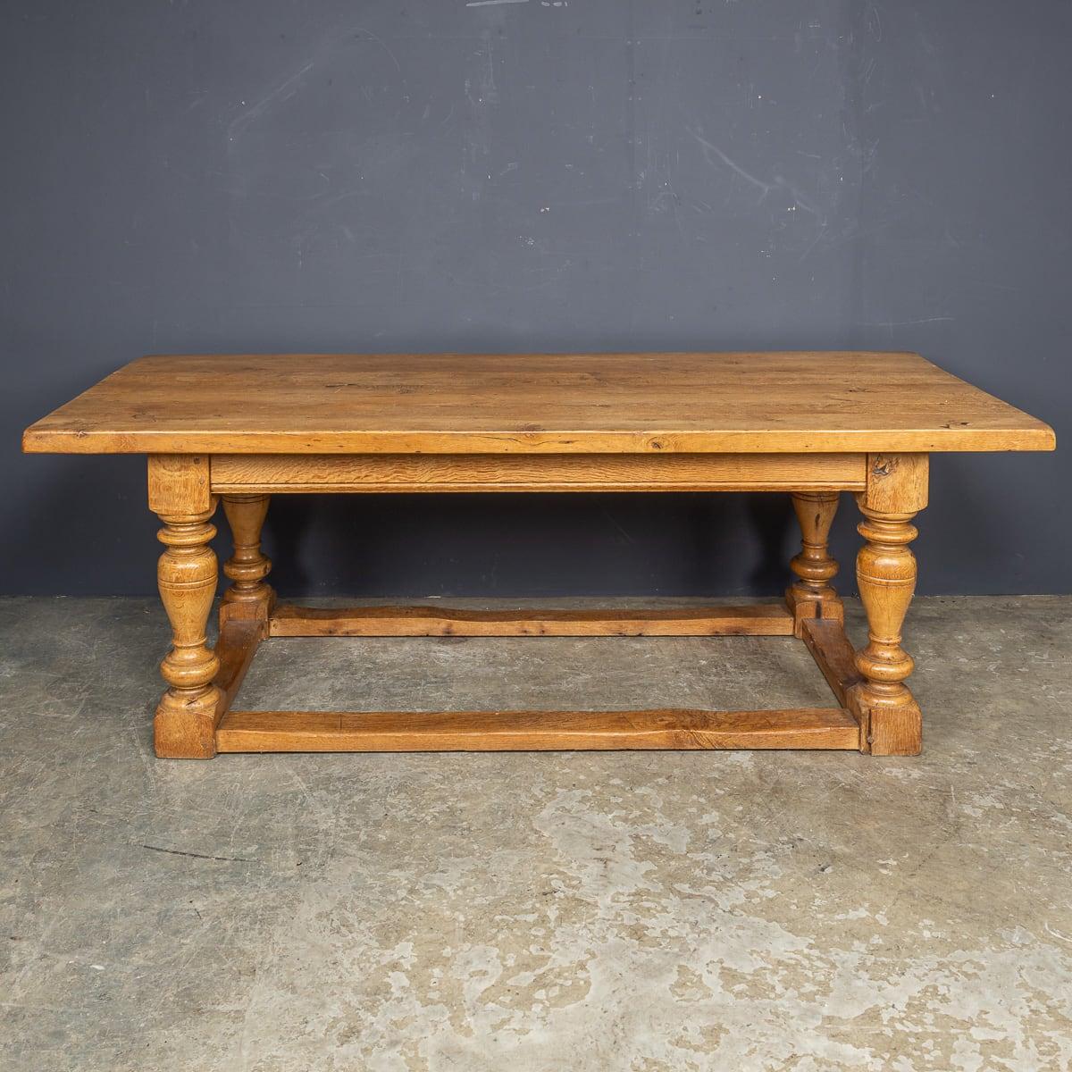 Mouvement esthétique Table de réfectoire espagnole ancienne du 20ème siècle en chêne, vers 1900 en vente