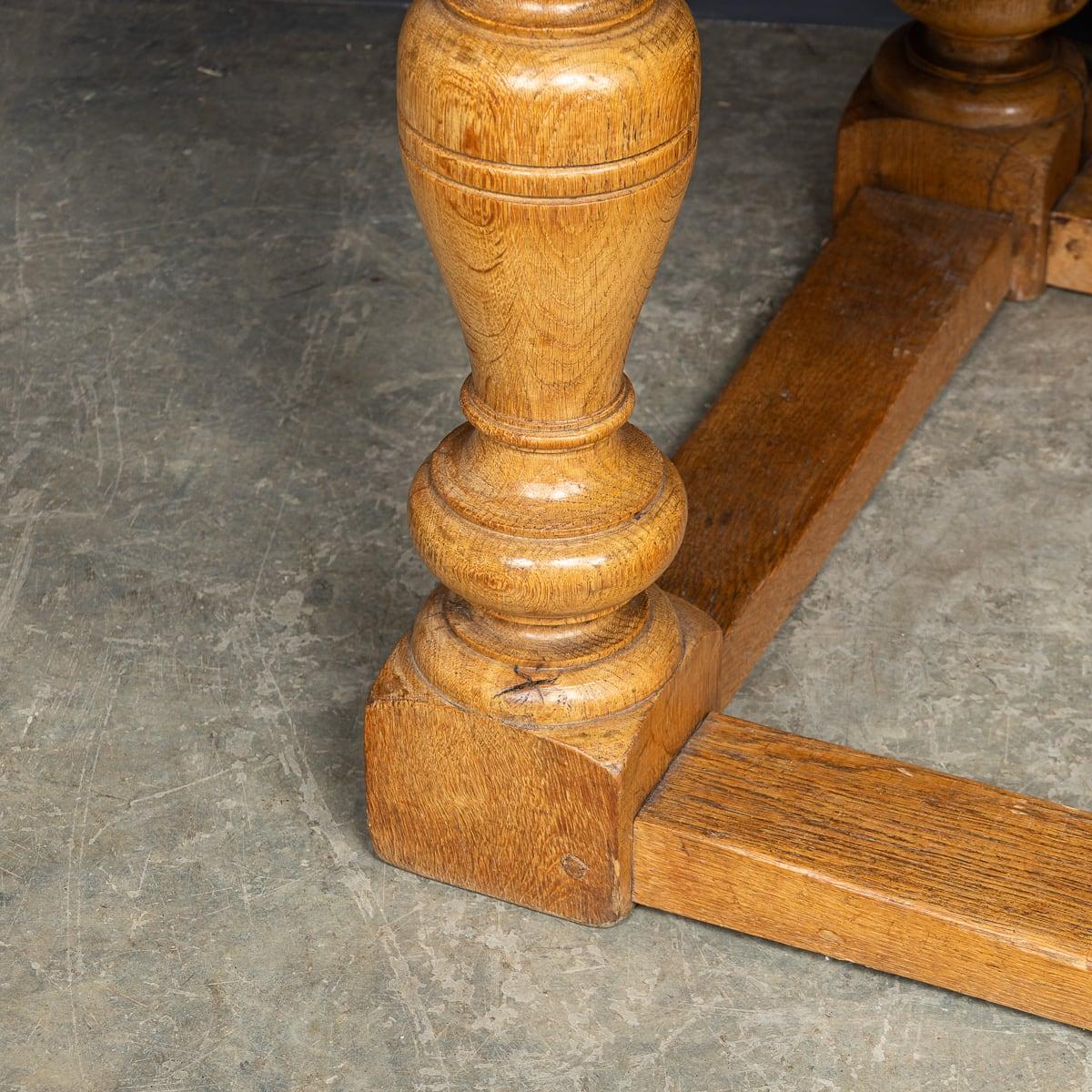 Table de réfectoire espagnole ancienne du 20ème siècle en chêne, vers 1900 en vente 1