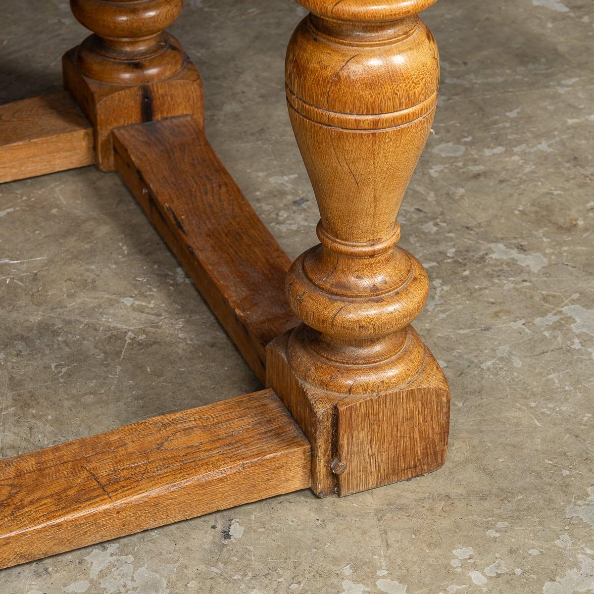 Table de réfectoire espagnole ancienne du 20ème siècle en chêne, vers 1900 en vente 2