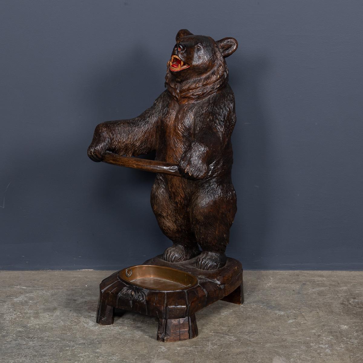 Antico portabastoni in legno intagliato della Black Forest svizzera dei primi del Novecento, acquistato in Svizzera nel 1910 da una coppia in luna di miele. In modo insolito, hanno documentato il loro viaggio con fotografie e le hanno conservate in