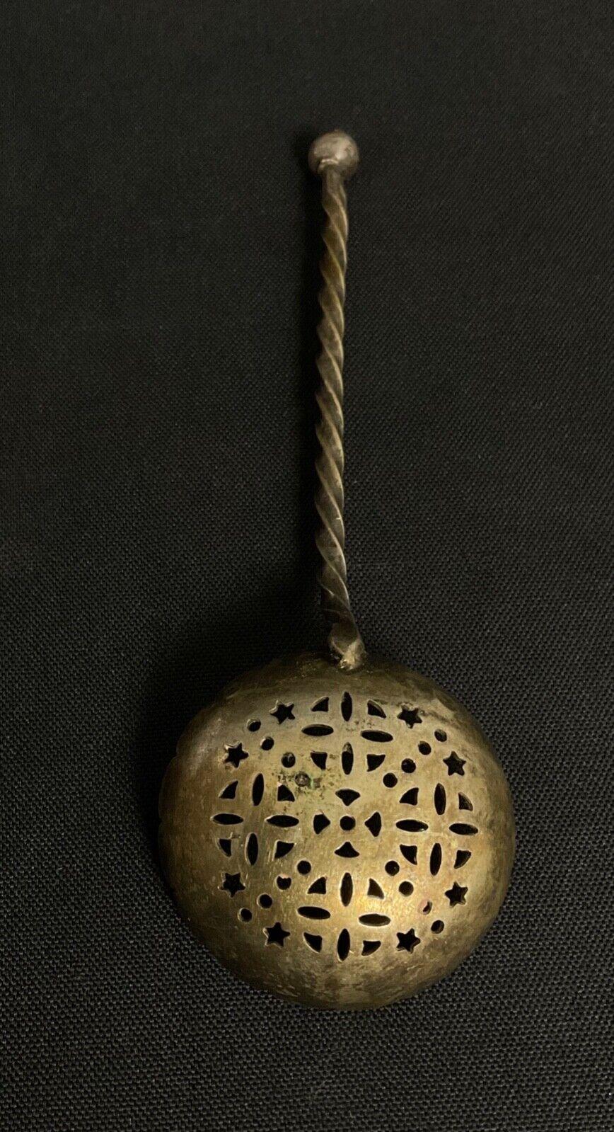 Metallo Antico cucchiaio da setaccio in argento ritorto del XX secolo - 2Y533 in vendita