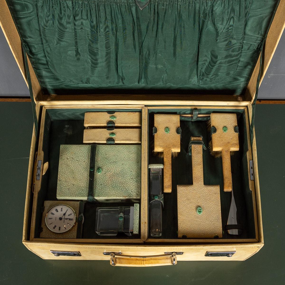 Antike 20. Jahrhundert Vellum Overnight Case von Royal Doulton c.1920 im Angebot 4