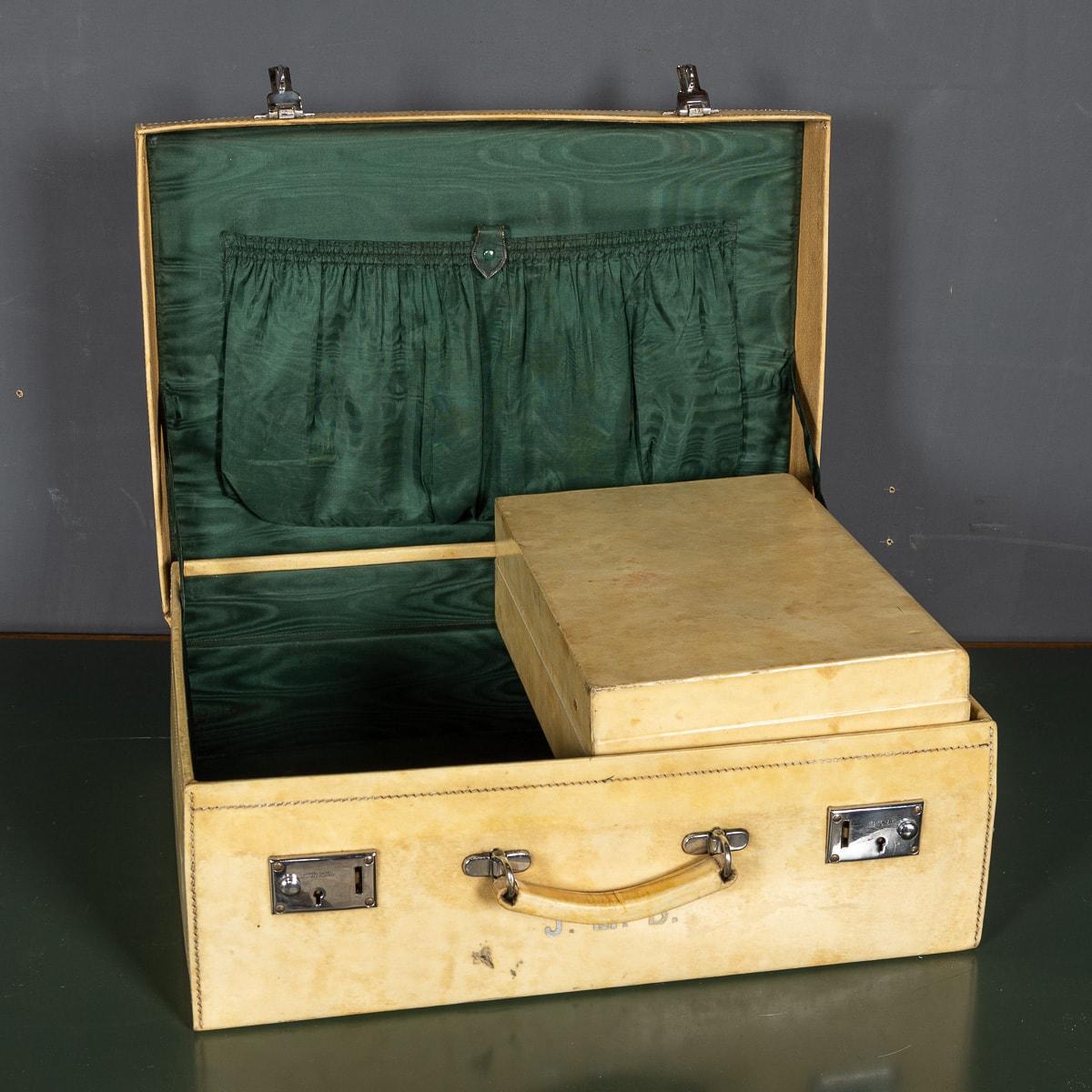 Antike 20. Jahrhundert Vellum Overnight Case von Royal Doulton c.1920 im Angebot 6