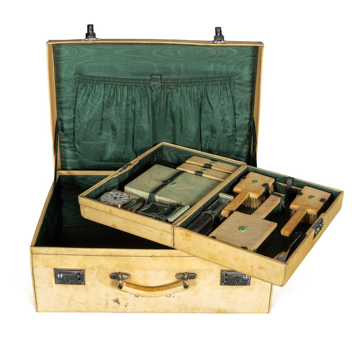 Antiker englischer Koffer aus dem 20. Jahrhundert, gefertigt aus luxuriösem Vellum, begleitet von einem kompakten Innenkoffer, der sowohl für den gemeinsamen als auch für den individuellen Gebrauch geeignet ist. Beide Etuis sind mit einem dekadenten