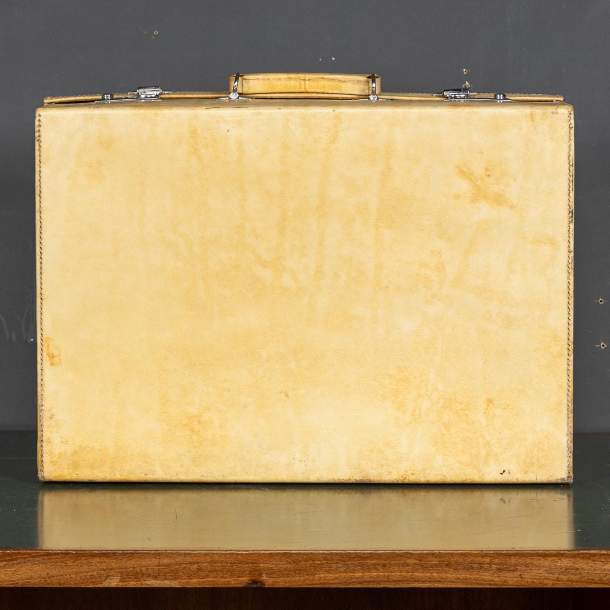 Antike 20. Jahrhundert Vellum Overnight Case von Royal Doulton c.1920 im Angebot 3