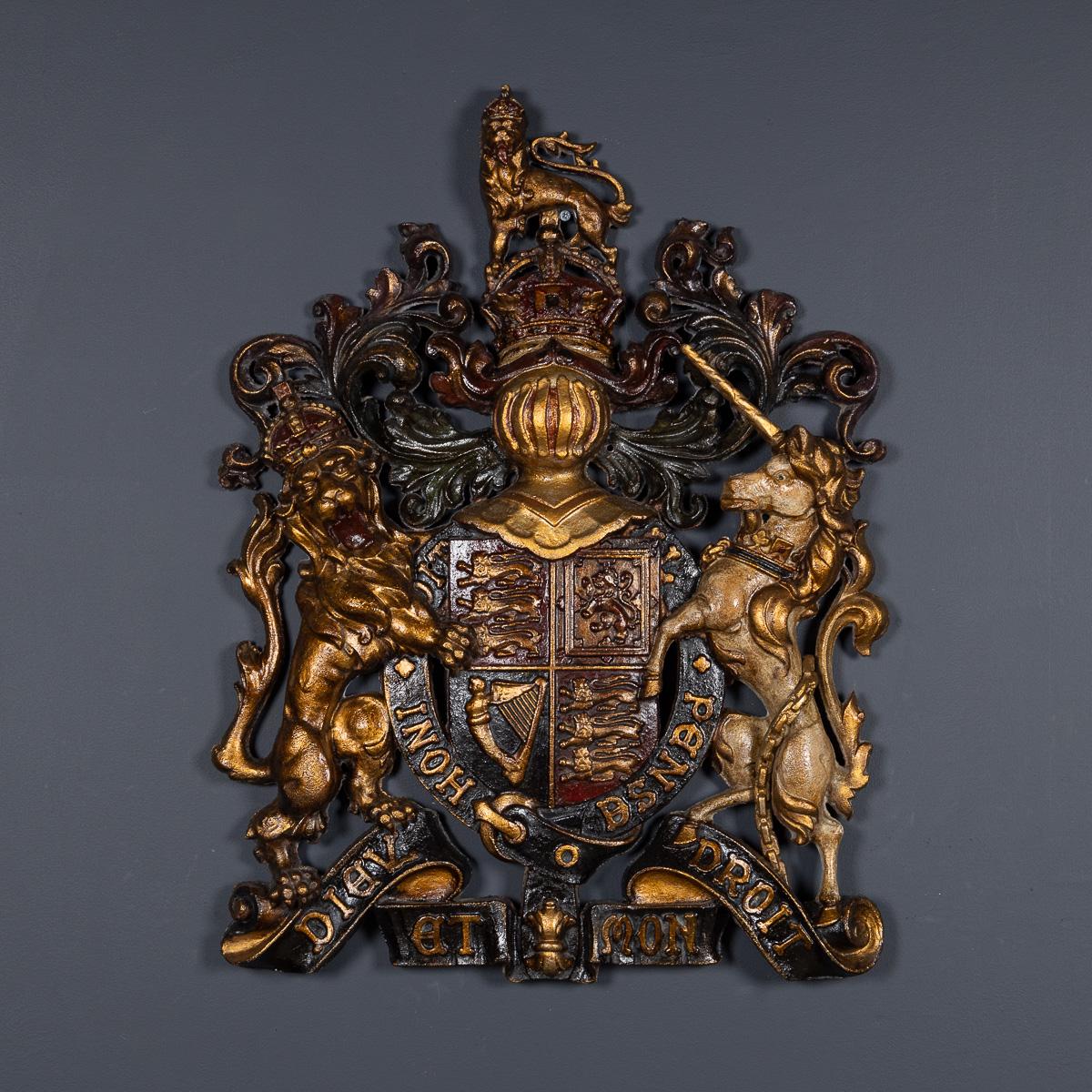 Un ancien mandat royal en fonte du début du 20e siècle, provenant probablement d'un tribunal ou d'un bâtiment gouvernemental. Magnifiquement moulé et peint à la main. Pièce historique remarquable, elle constitue un accent décoratif frappant et un