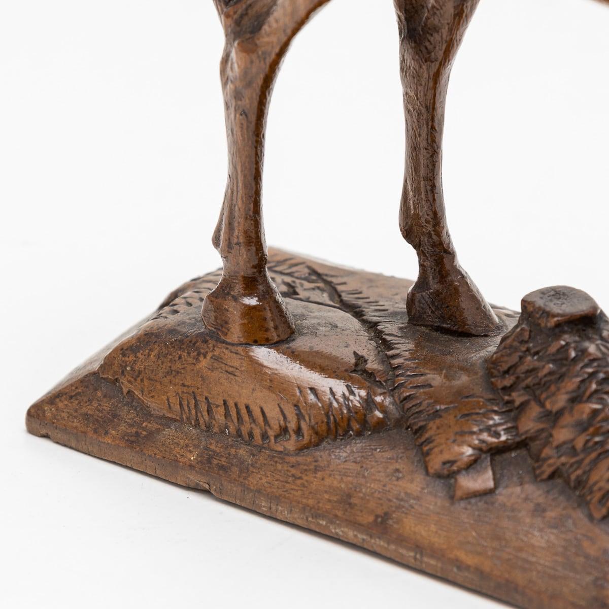 A.I.C. C.C. Ancien cheval en noyer sculpté du 20e siècle de l'Angleterre victorienne c.1900 en vente 3