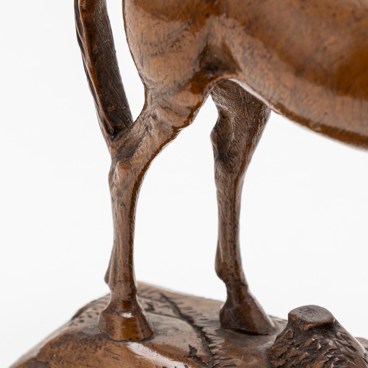 A.I.C. C.C. Ancien cheval en noyer sculpté du 20e siècle de l'Angleterre victorienne c.1900 en vente 4