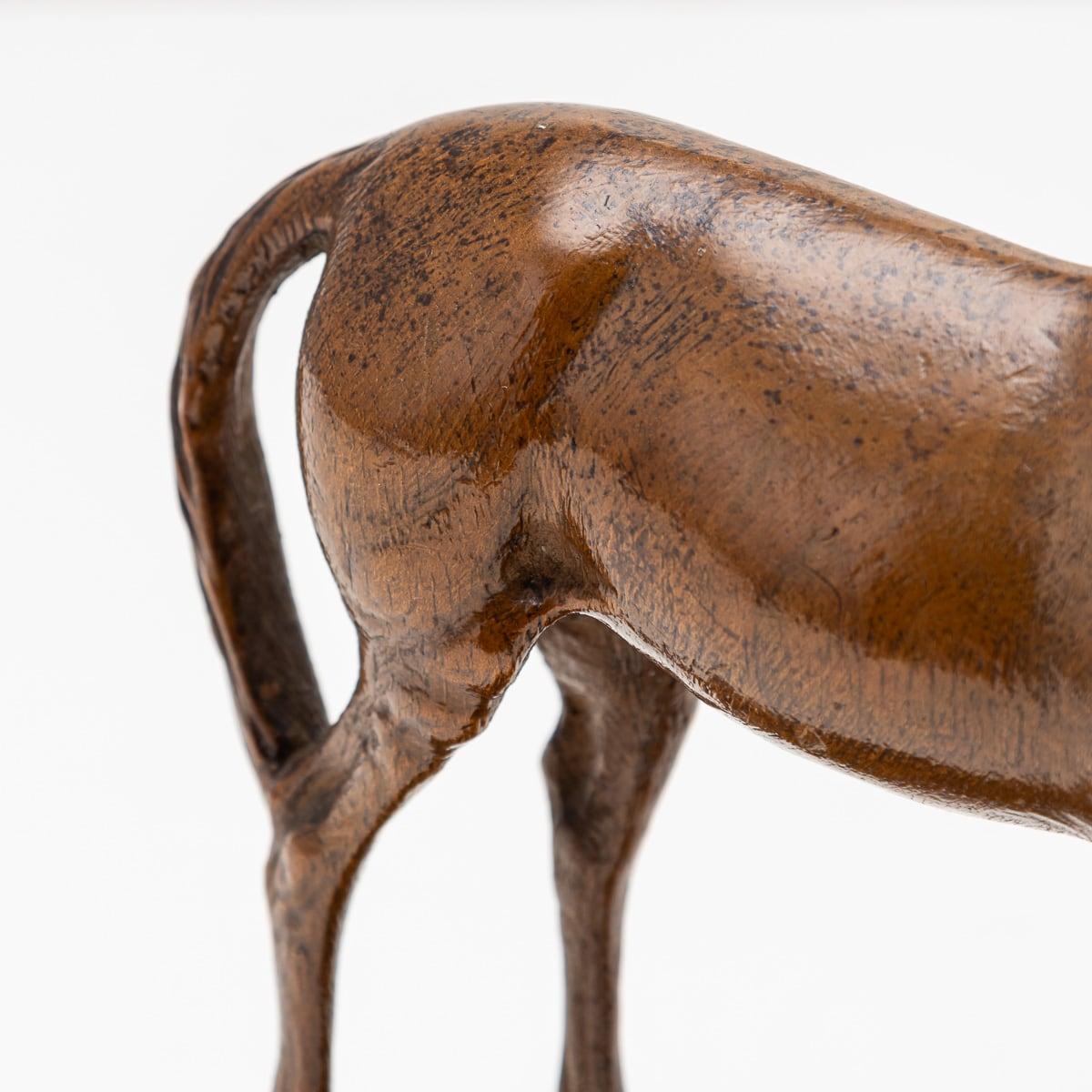 A.I.C. C.C. Ancien cheval en noyer sculpté du 20e siècle de l'Angleterre victorienne c.1900 en vente 5