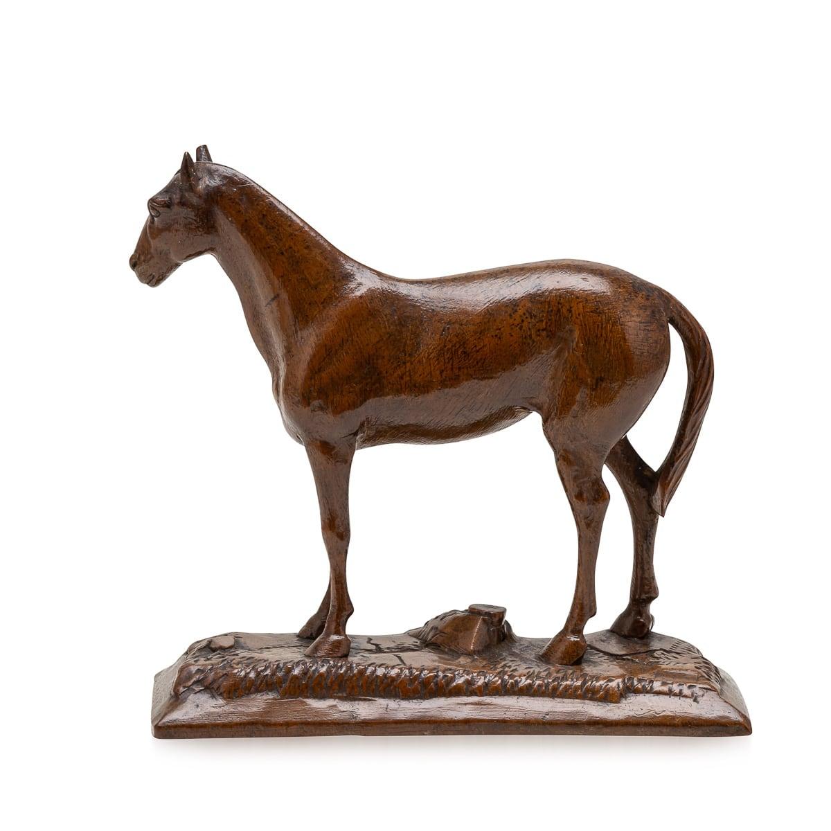 Britannique A.I.C. C.C. Ancien cheval en noyer sculpté du 20e siècle de l'Angleterre victorienne c.1900 en vente