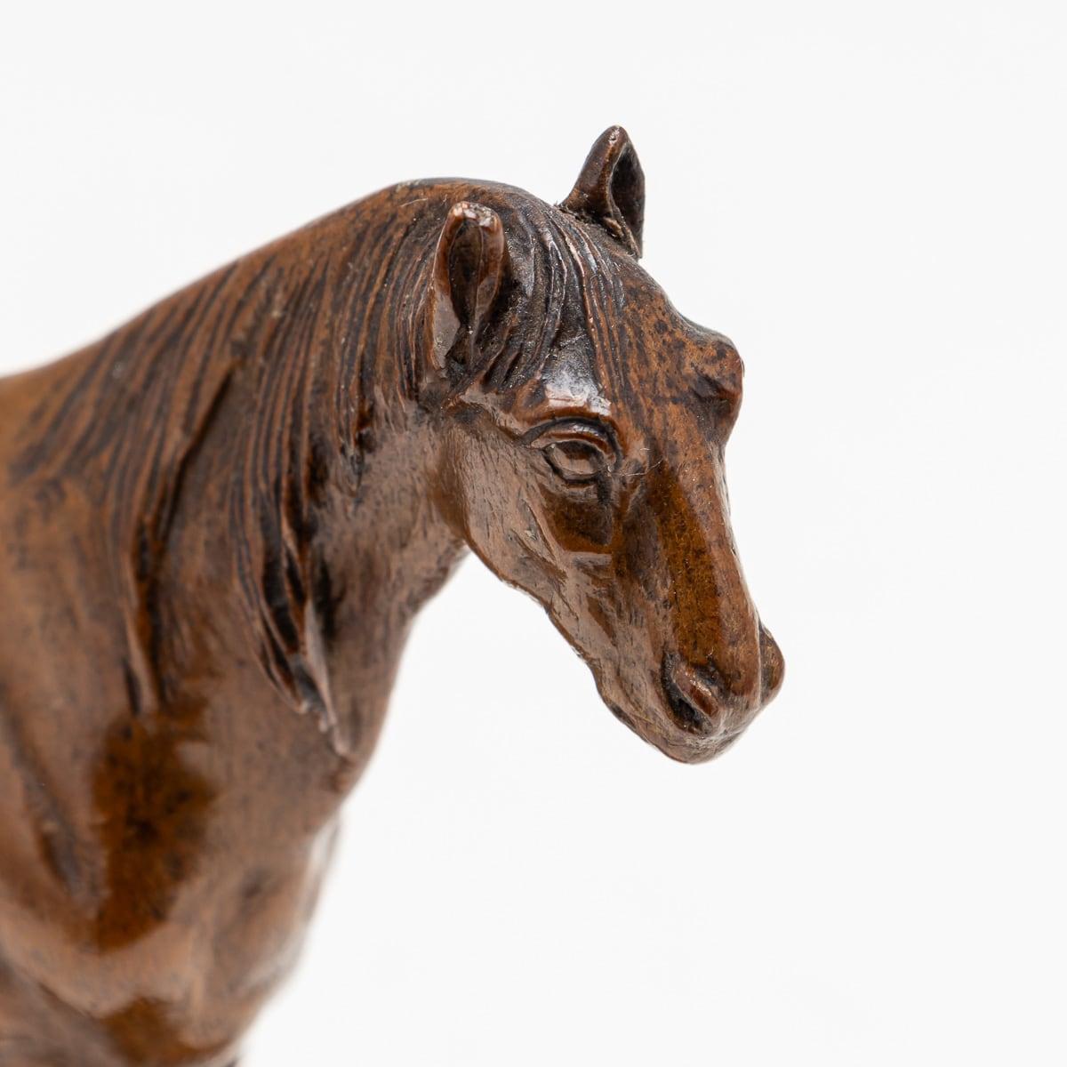 A.I.C. C.C. Ancien cheval en noyer sculpté du 20e siècle de l'Angleterre victorienne c.1900 Bon état - En vente à Royal Tunbridge Wells, Kent