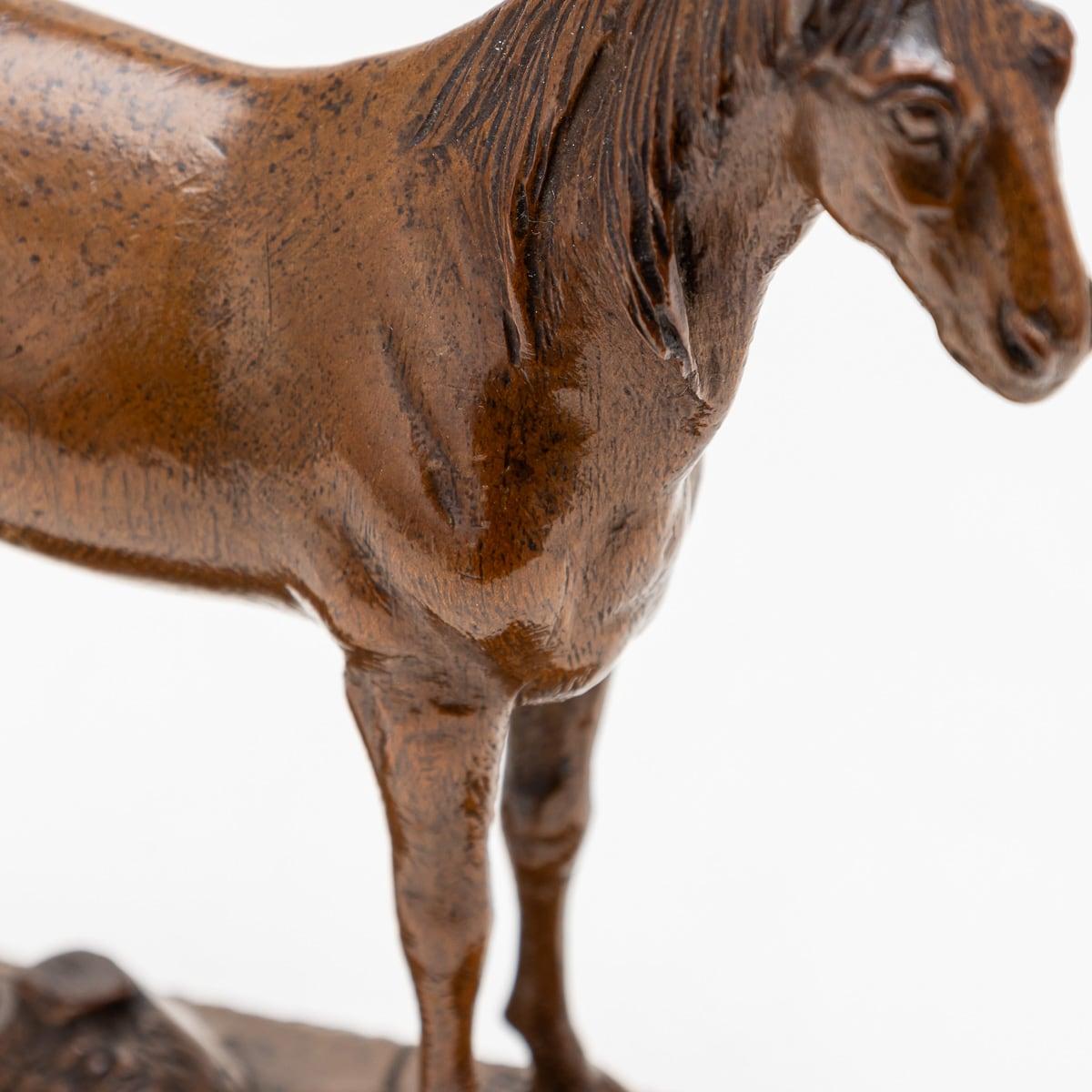 20ième siècle A.I.C. C.C. Ancien cheval en noyer sculpté du 20e siècle de l'Angleterre victorienne c.1900 en vente