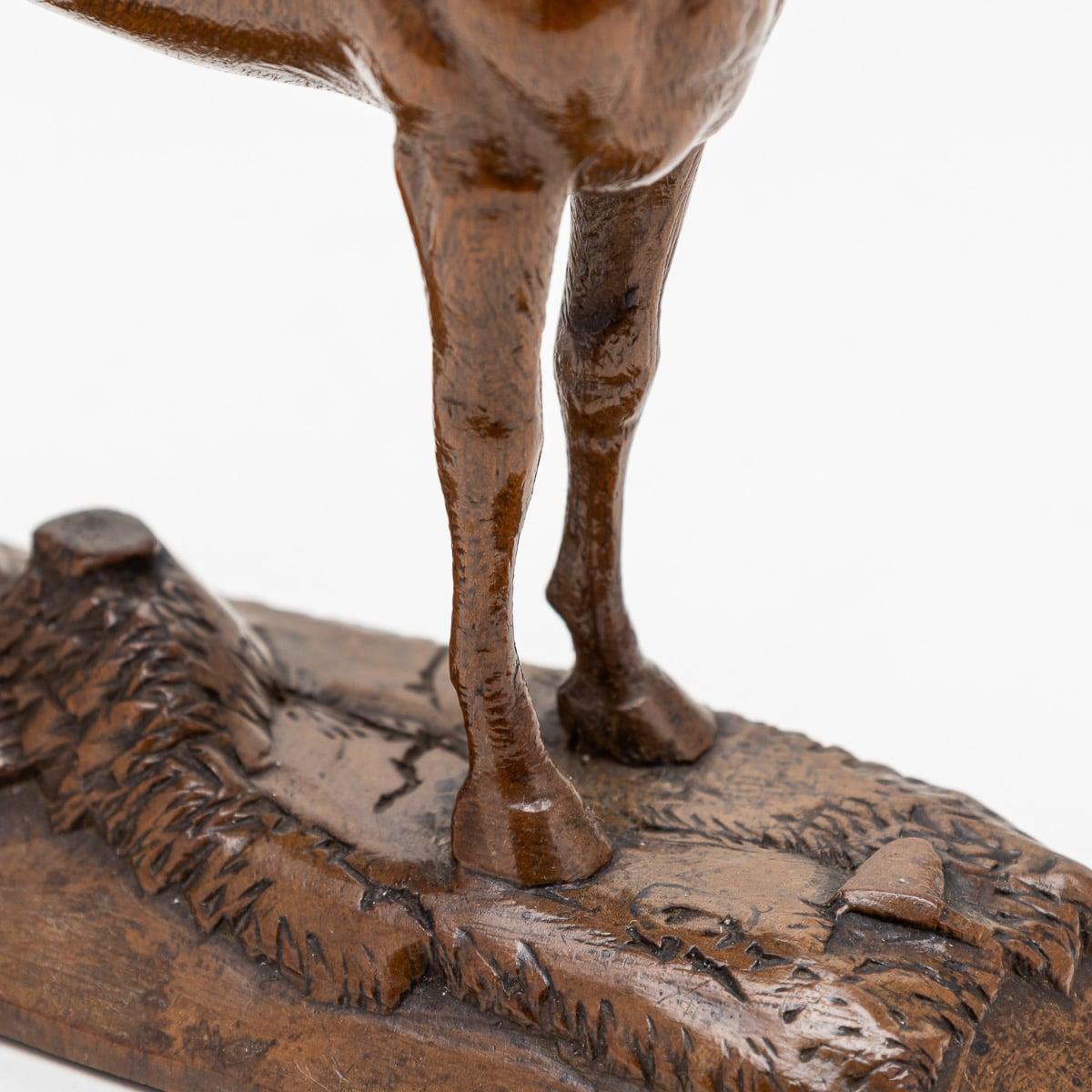 Noyer A.I.C. C.C. Ancien cheval en noyer sculpté du 20e siècle de l'Angleterre victorienne c.1900 en vente