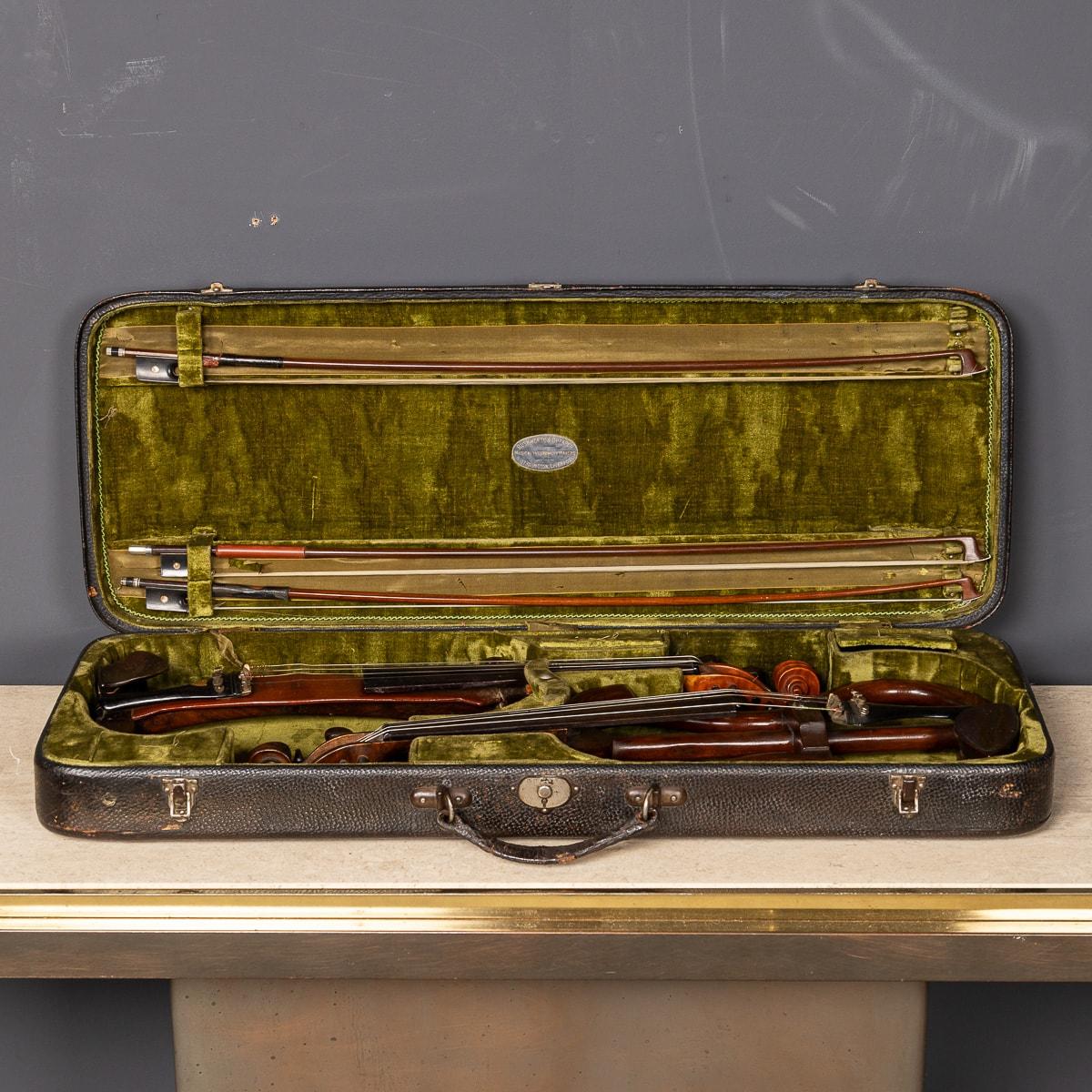 Antica coppia di violini vittoriani dell'inizio del XX secolo realizzati da Rushworth e Dreaper di Liverpool. Sono accompagnati dalla loro custodia originale foderata di velluto, completa di vari accessori riposti negli scomparti.

CONDIZIONE
In