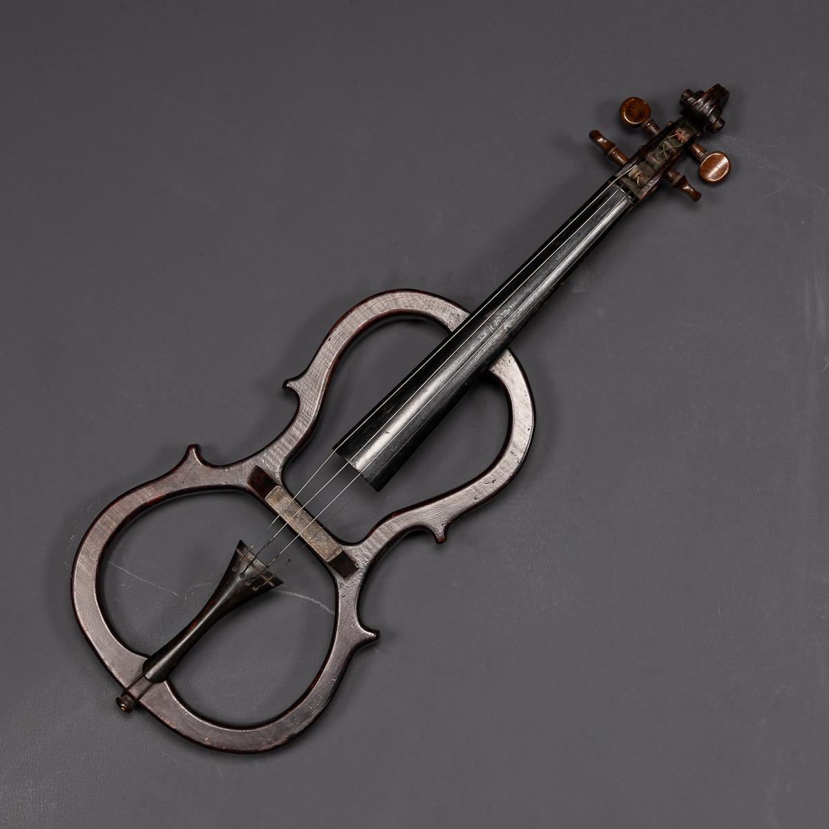 Magnifique violon victorien du début du 20e siècle, fabriqué en acajou foncé massif. Ce violon squelette permet des heures de pratique grâce à la légèreté de l'instrument. Un merveilleux objet décoratif pour la maison ou pour un musicien passionné. 
